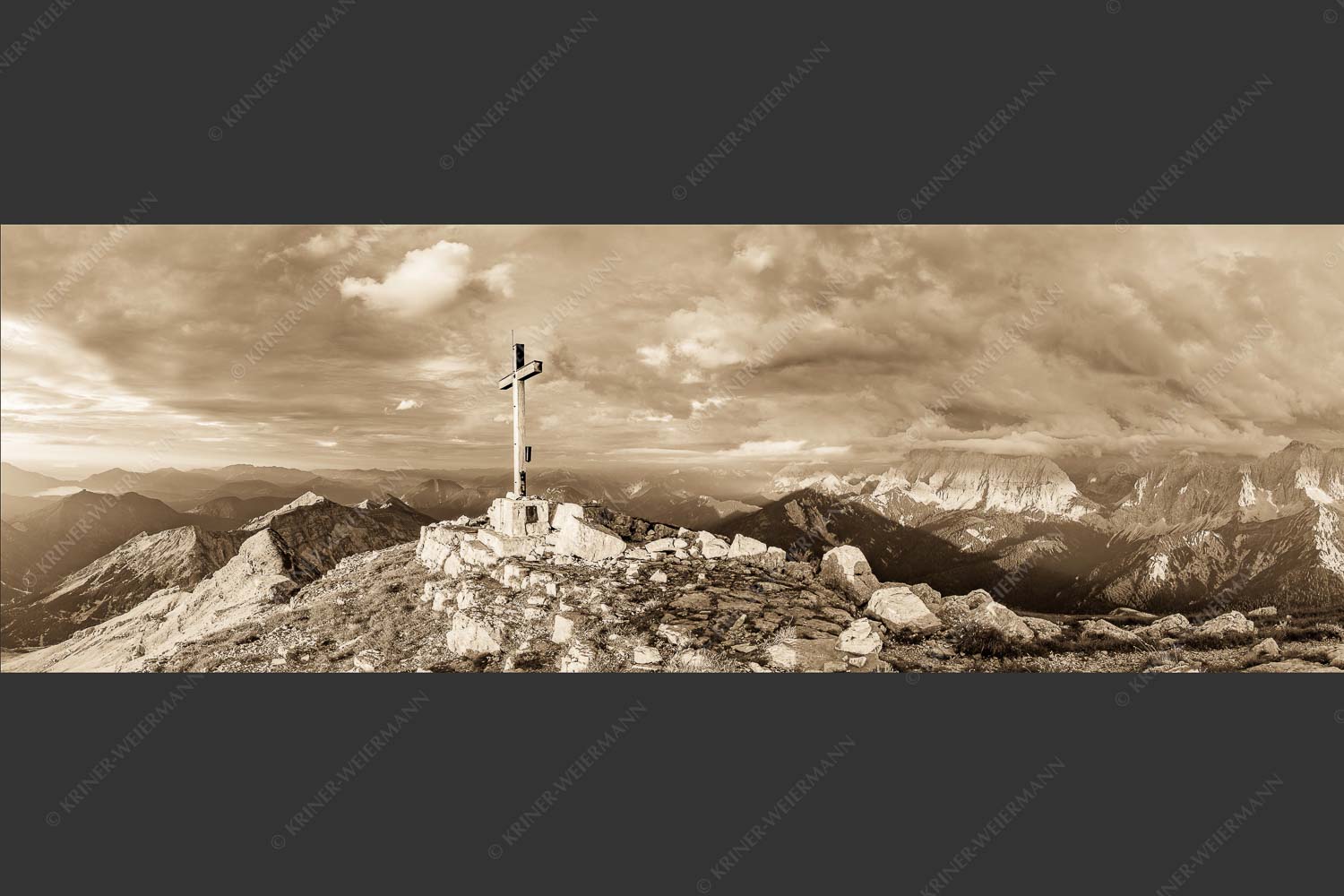 Blick von der Soiernspitze ins Karwendel - Dem Himmel nah 3:1 sepia -- Soiernspitze Gipfelkreuz - mehr Infos bei www.Kriner-Weiermann.de