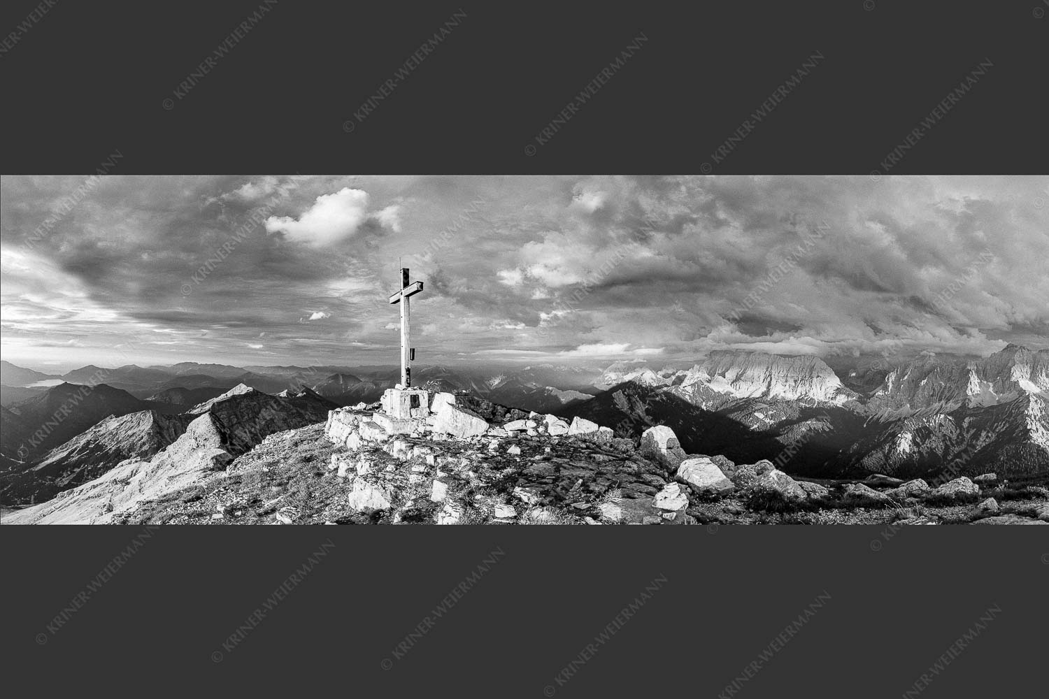 Blick von der Soiernspitze ins Karwendel - Dem Himmel nah 3:1 sw -- Soiernspitze Gipfelkreuz - mehr Infos bei www.Kriner-Weiermann.de