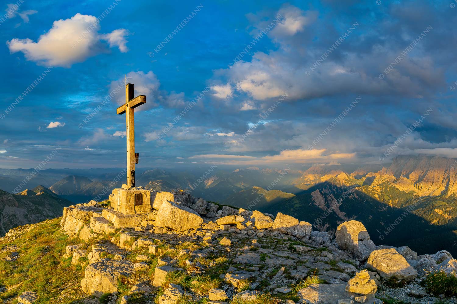 Blick von der Soiernspitze ins Karwendel - Dem Himmel nah 3:2  -- Soiernspitze Gipfelkreuz - mehr Infos bei www.Kriner-Weiermann.de