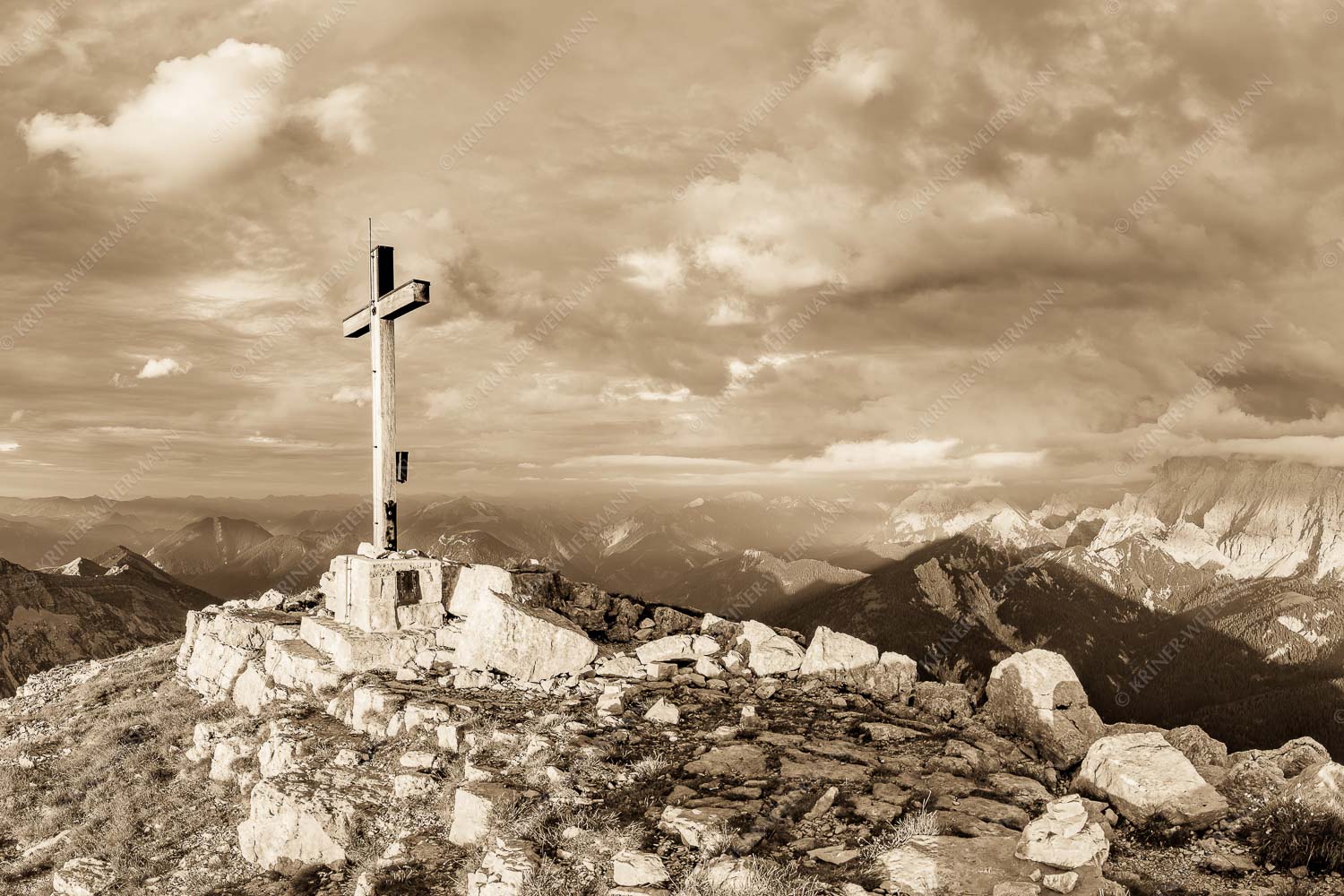 Blick von der Soiernspitze ins Karwendel - Dem Himmel nah 3:2 sepia -- Soiernspitze Gipfelkreuz - mehr Infos bei www.Kriner-Weiermann.de