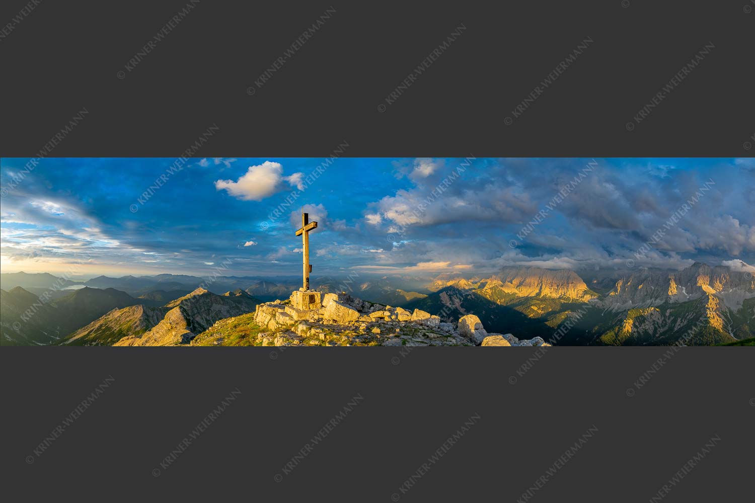 Blick von der Soiernspitze ins Karwendel - Dem Himmel nah 4:1  -- Soiernspitze Gipfelkreuz - mehr Infos bei www.Kriner-Weiermann.de