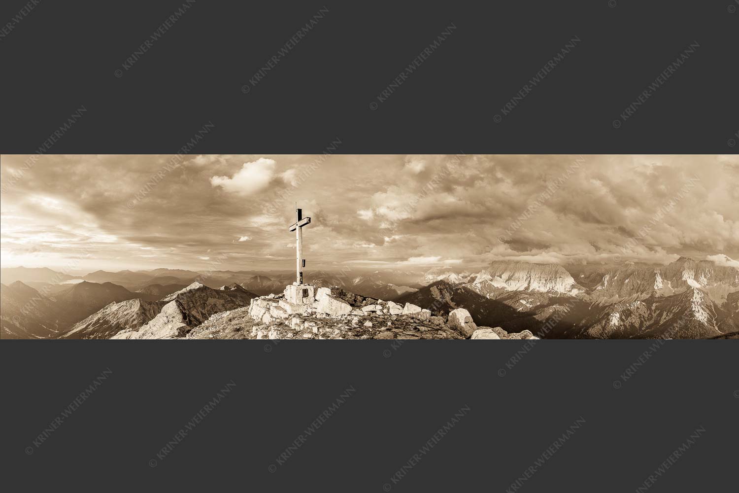 Blick von der Soiernspitze ins Karwendel - Dem Himmel nah 4:1 sepia -- Soiernspitze Gipfelkreuz - mehr Infos bei www.Kriner-Weiermann.de