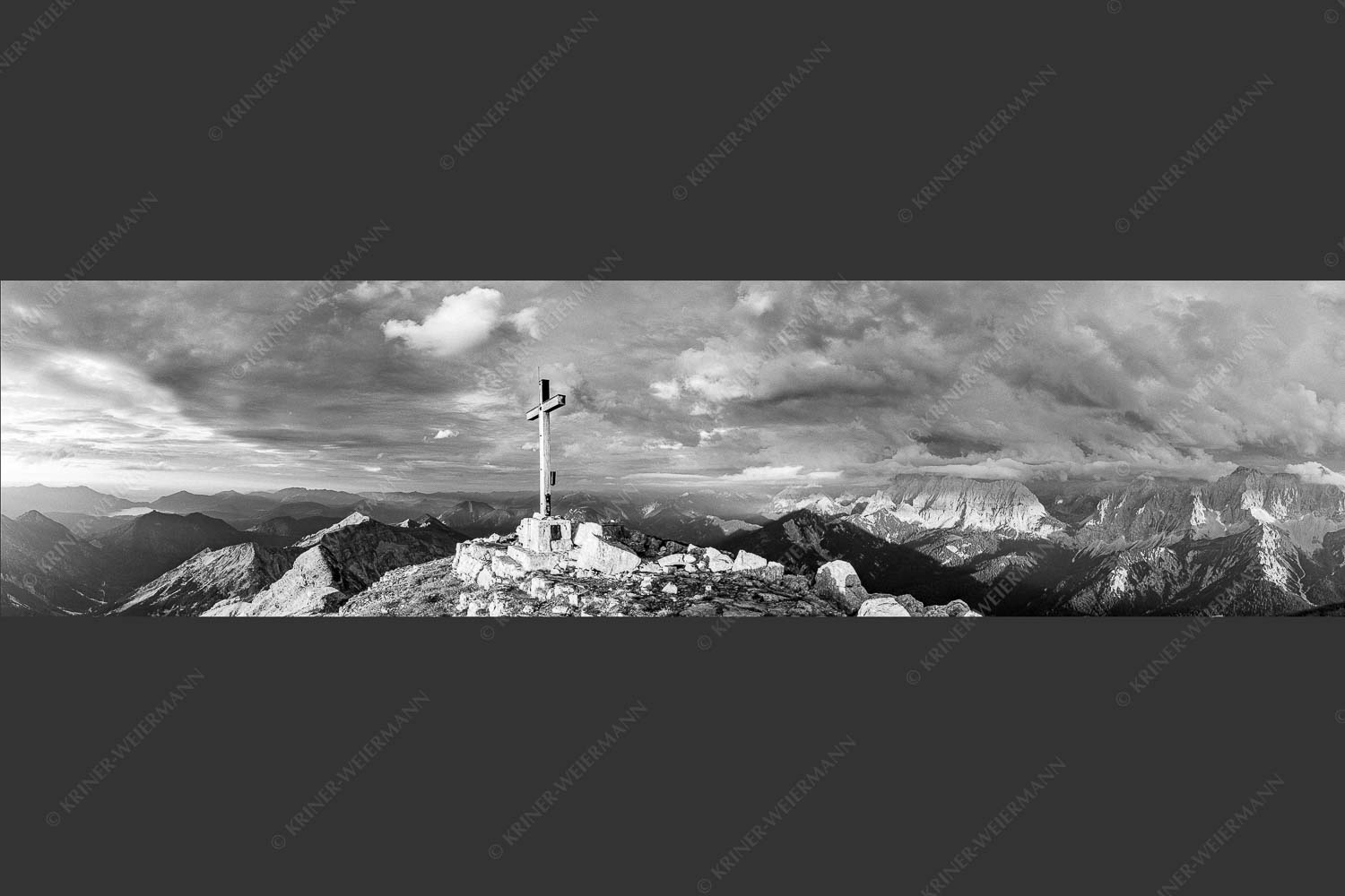 Blick von der Soiernspitze ins Karwendel - Dem Himmel nah 4:1 sw -- Soiernspitze Gipfelkreuz - mehr Infos bei www.Kriner-Weiermann.de