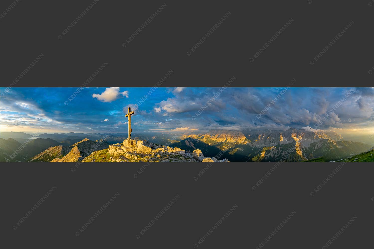 Blick von der Soiernspitze ins Karwendel - Dem Himmel nah 5:1  -- Soiernspitze Gipfelkreuz - mehr Infos bei www.Kriner-Weiermann.de