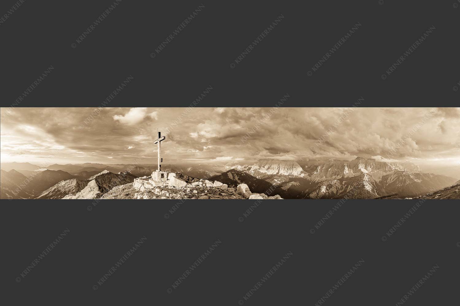 Blick von der Soiernspitze ins Karwendel - Dem Himmel nah 5:1 sepia -- Soiernspitze Gipfelkreuz - mehr Infos bei www.Kriner-Weiermann.de