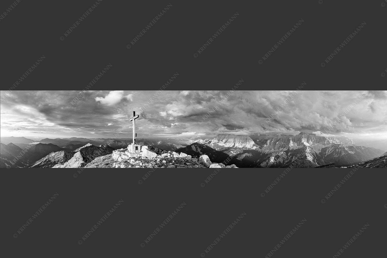 Blick von der Soiernspitze ins Karwendel - Dem Himmel nah 5:1 sw -- Soiernspitze Gipfelkreuz - mehr Infos bei www.Kriner-Weiermann.de
