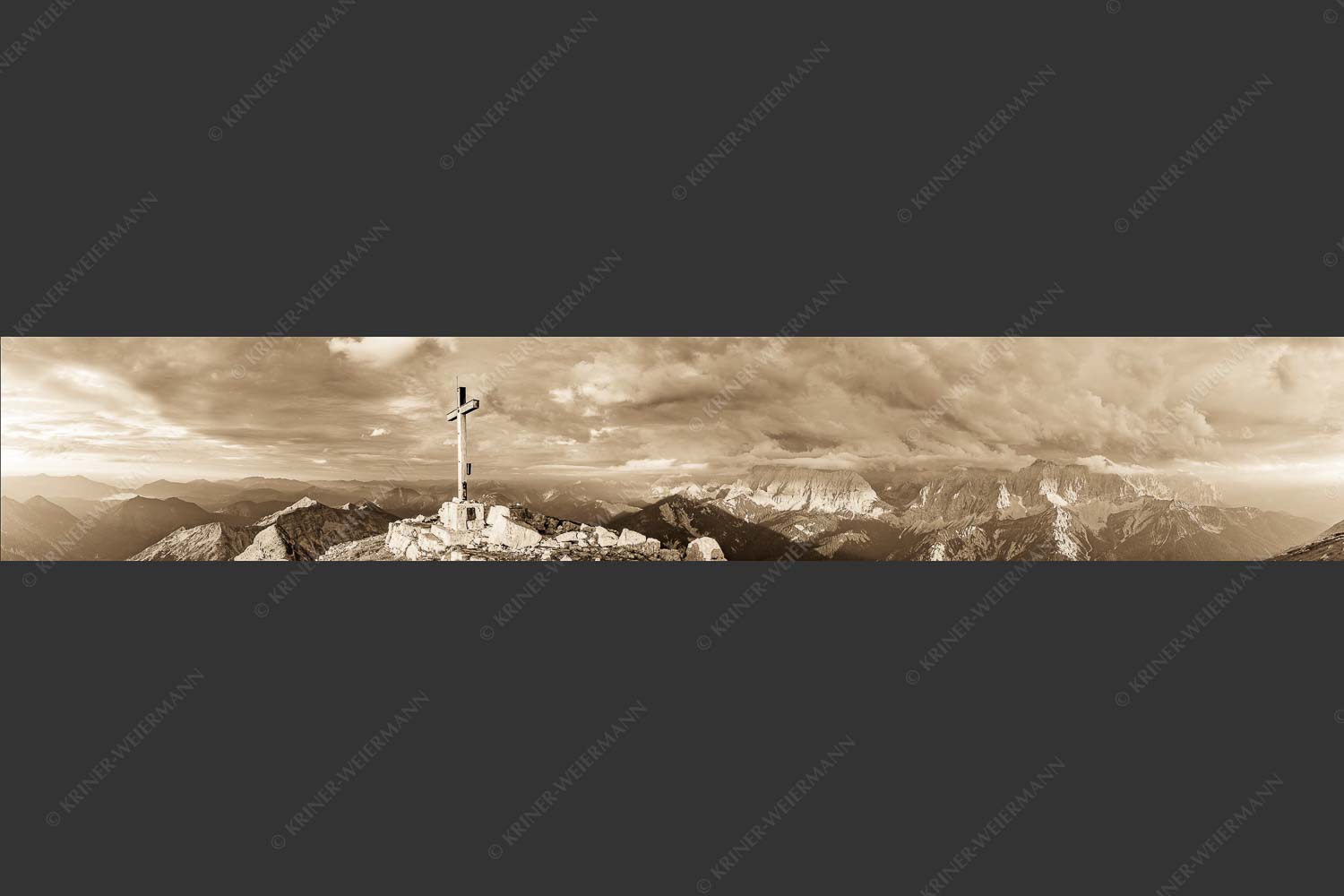 Blick von der Soiernspitze ins Karwendel - Dem Himmel nah 6:1 sepia -- Soiernspitze Gipfelkreuz - mehr Infos bei www.Kriner-Weiermann.de