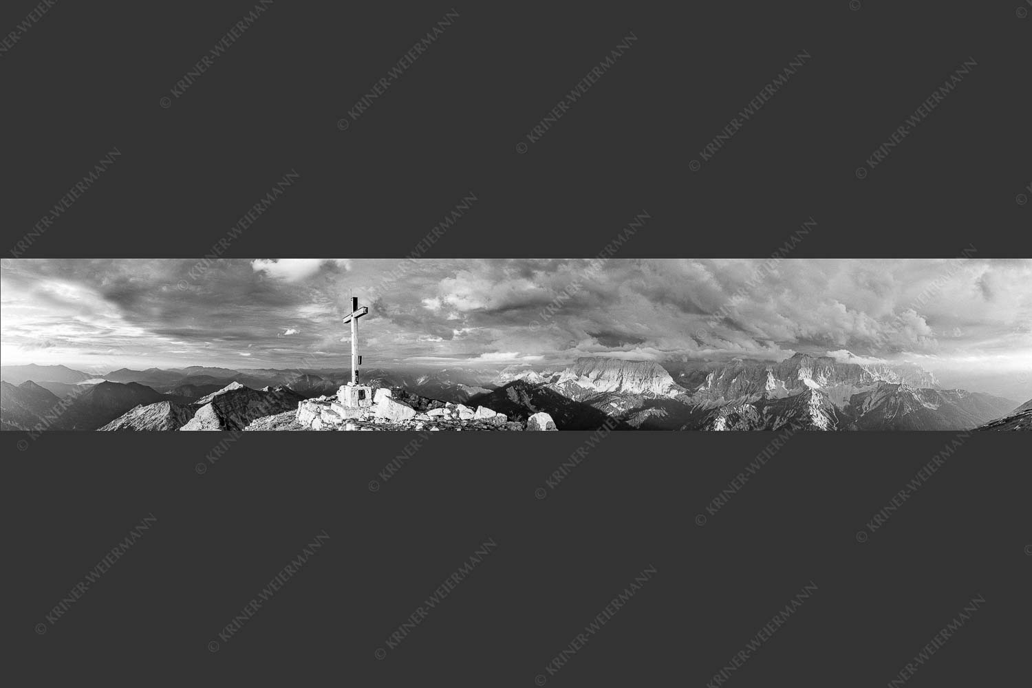 Blick von der Soiernspitze ins Karwendel - Dem Himmel nah 6:1 sw -- Soiernspitze Gipfelkreuz - mehr Infos bei www.Kriner-Weiermann.de