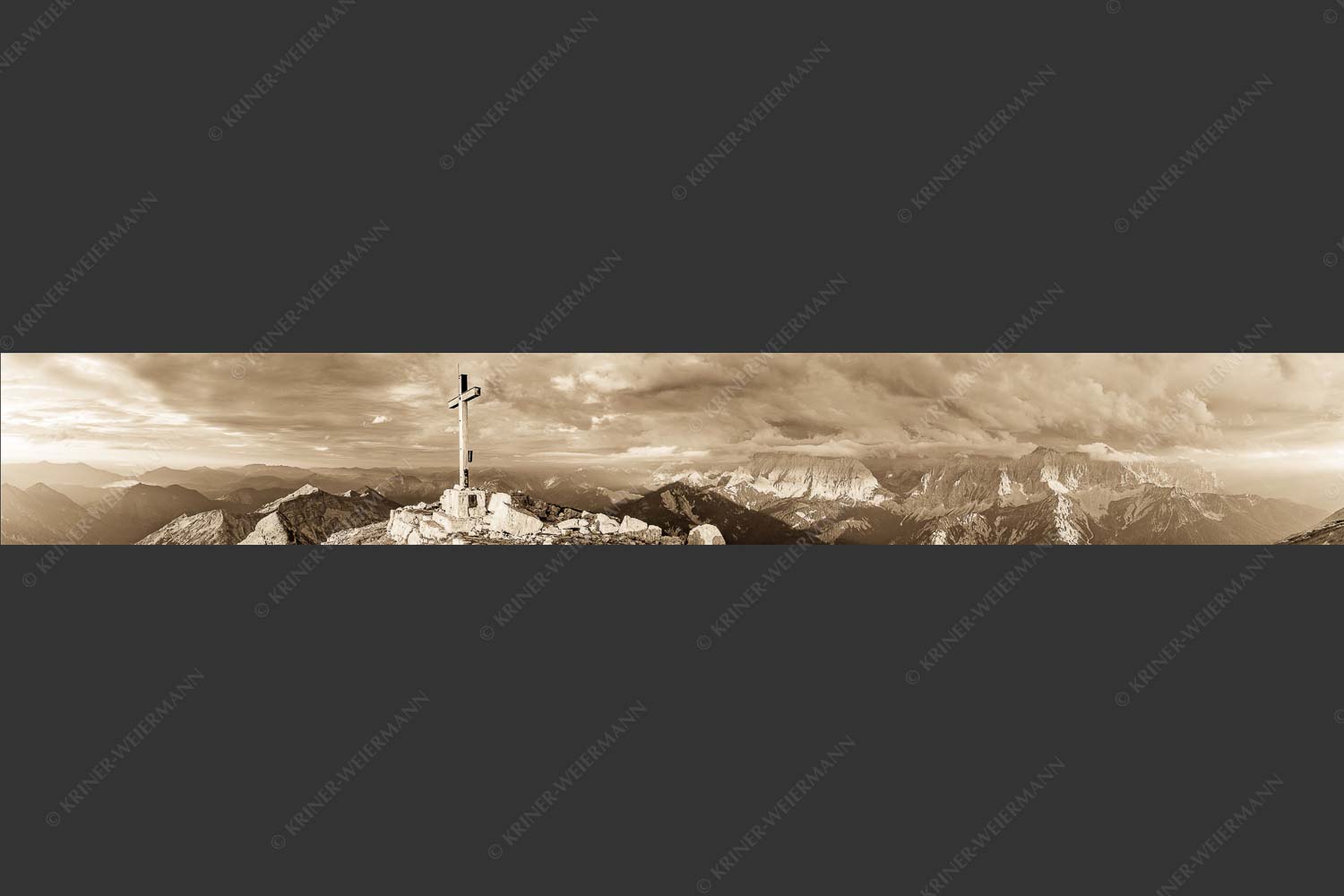 Blick von der Soiernspitze ins Karwendel - Dem Himmel nah 7:1 sepia -- Soiernspitze Gipfelkreuz - mehr Infos bei www.Kriner-Weiermann.de