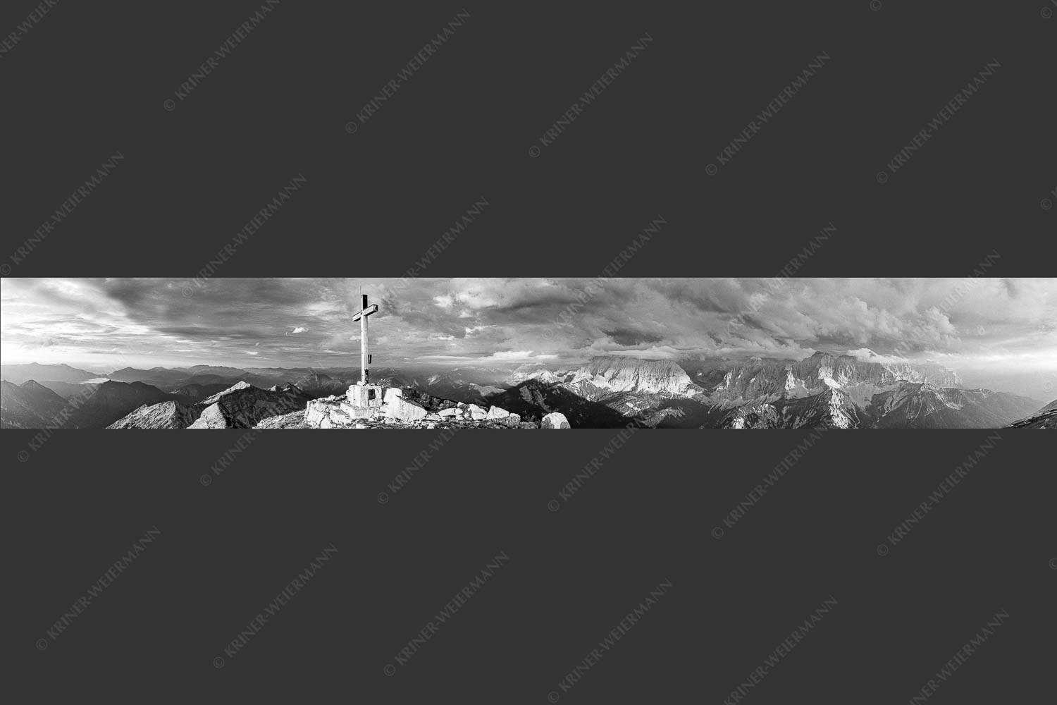 Blick von der Soiernspitze ins Karwendel - Dem Himmel nah 7:1 sw -- Soiernspitze Gipfelkreuz - mehr Infos bei www.Kriner-Weiermann.de