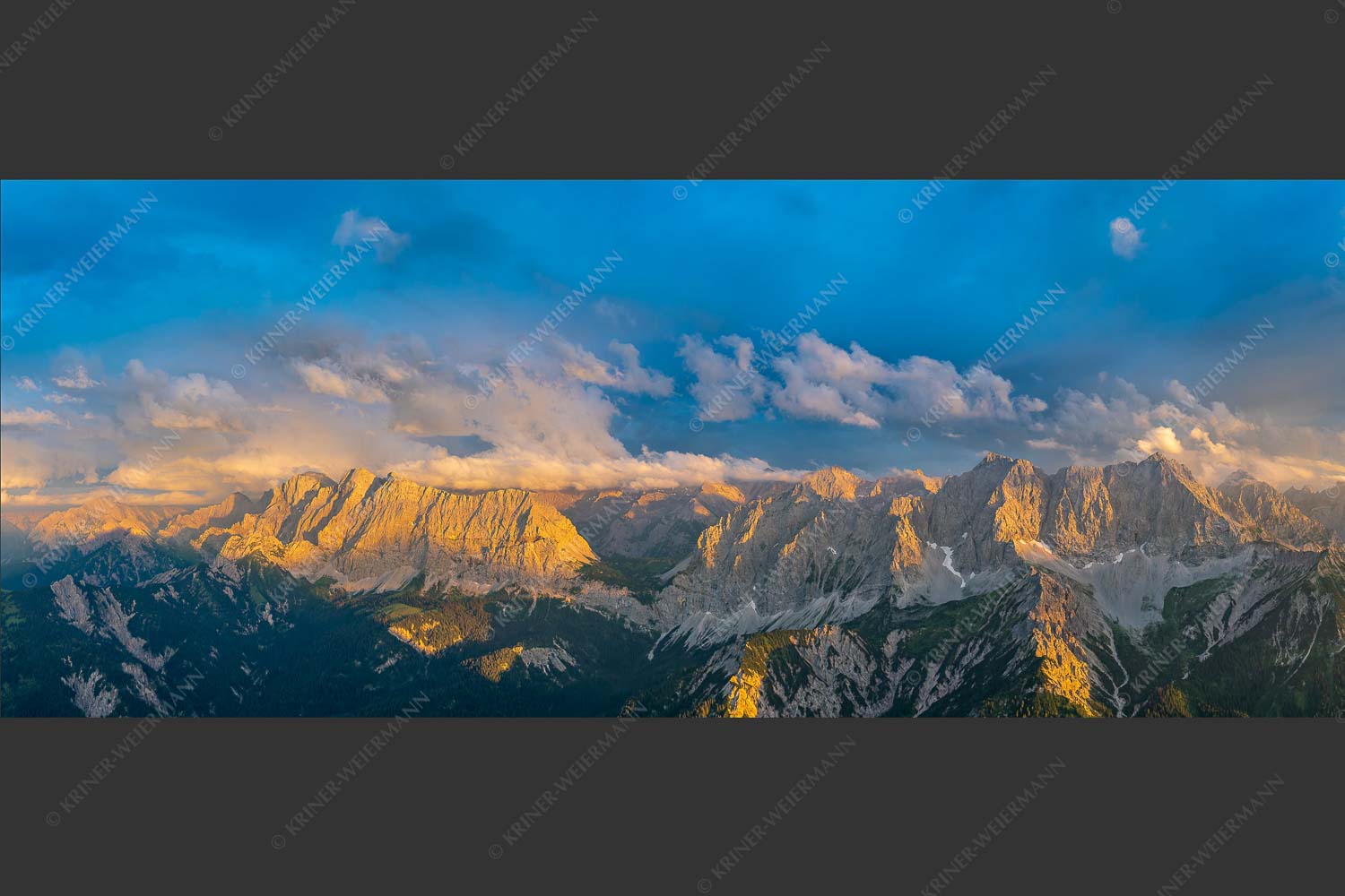 Blick von der Soiernspitze ins Karwendelgebirge - Heiter bis wolkig 2,5:1  -- Bäralpl Karwendel - mehr Infos bei www.Kriner-Weiermann.de