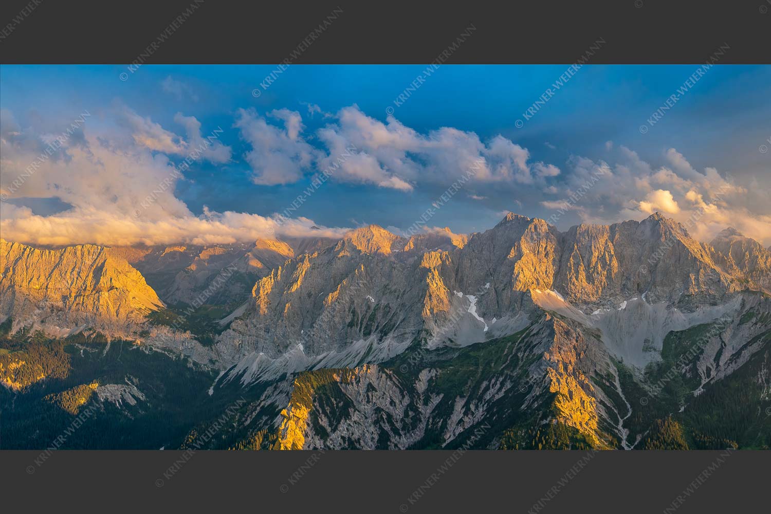 Blick von der Soiernspitze ins Karwendelgebirge - Heiter bis wolkig 2:1  -- Bäralpl Karwendel - mehr Infos bei www.Kriner-Weiermann.de