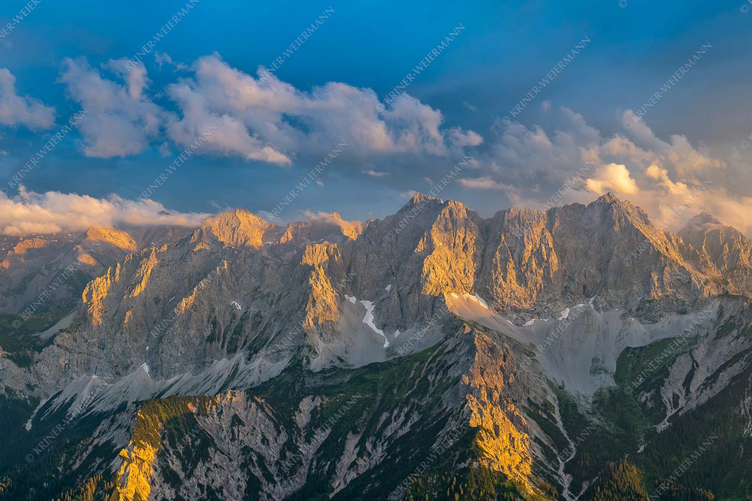 Blick von der Soiernspitze ins Karwendelgebirge - Heiter bis wolkig 3:2  -- Bäralpl Karwendel - mehr Infos bei www.Kriner-Weiermann.de