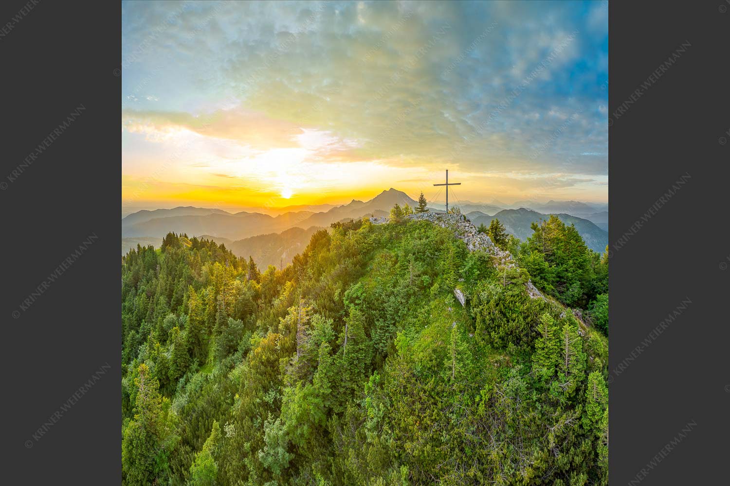 Gipfelkreuz am Rabenkopf im ersten Licht über der Benediktenwand - Ins Licht tauchen 1:1  -- Rabenkopf und Benediktenwand - mehr Infos bei www.Kriner-Weiermann.de