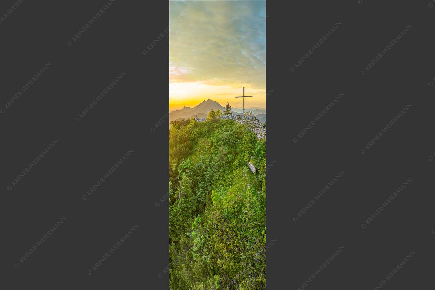 Gipfelkreuz am Rabenkopf im ersten Licht über der Benediktenwand - Ins Licht tauchen 1:3  -- Rabenkopf und Benediktenwand - mehr Infos bei www.Kriner-Weiermann.de