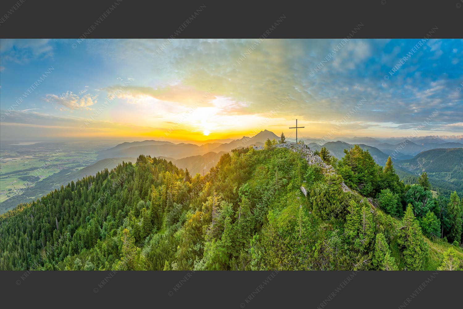 Gipfelkreuz am Rabenkopf im ersten Licht über der Benediktenwand - Ins Licht tauchen 2:1  -- Rabenkopf und Benediktenwand - mehr Infos bei www.Kriner-Weiermann.de