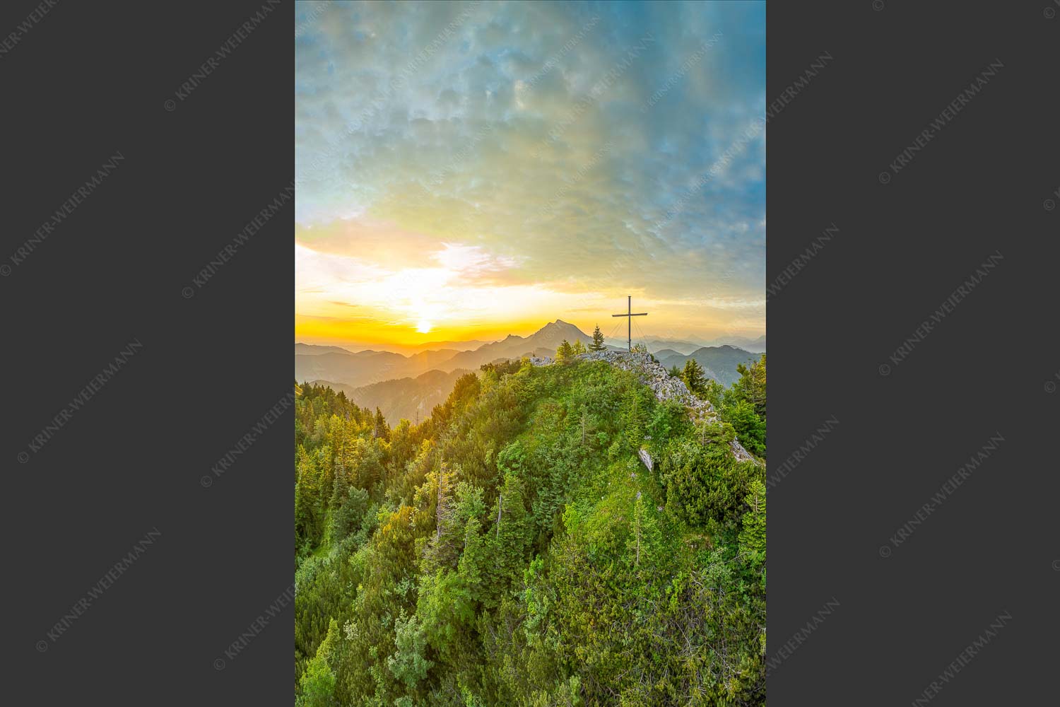 Gipfelkreuz am Rabenkopf im ersten Licht über der Benediktenwand - Ins Licht tauchen 2:3  -- Rabenkopf und Benediktenwand - mehr Infos bei www.Kriner-Weiermann.de
