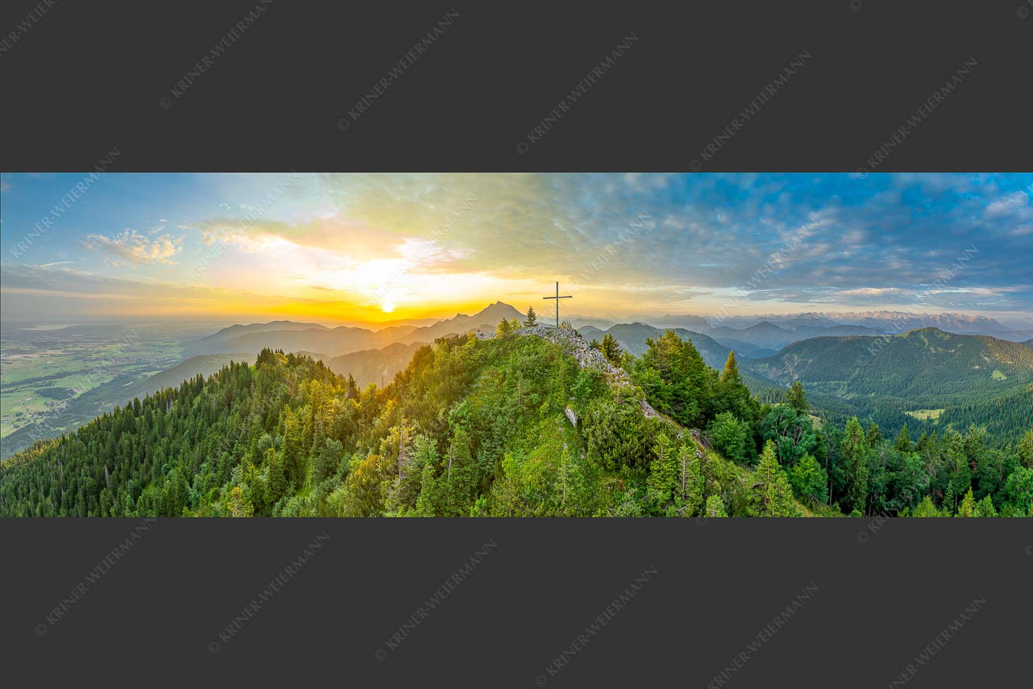 Gipfelkreuz am Rabenkopf im ersten Licht über der Benediktenwand - Ins Licht tauchen 3:1  -- Rabenkopf und Benediktenwand - mehr Infos bei www.Kriner-Weiermann.de