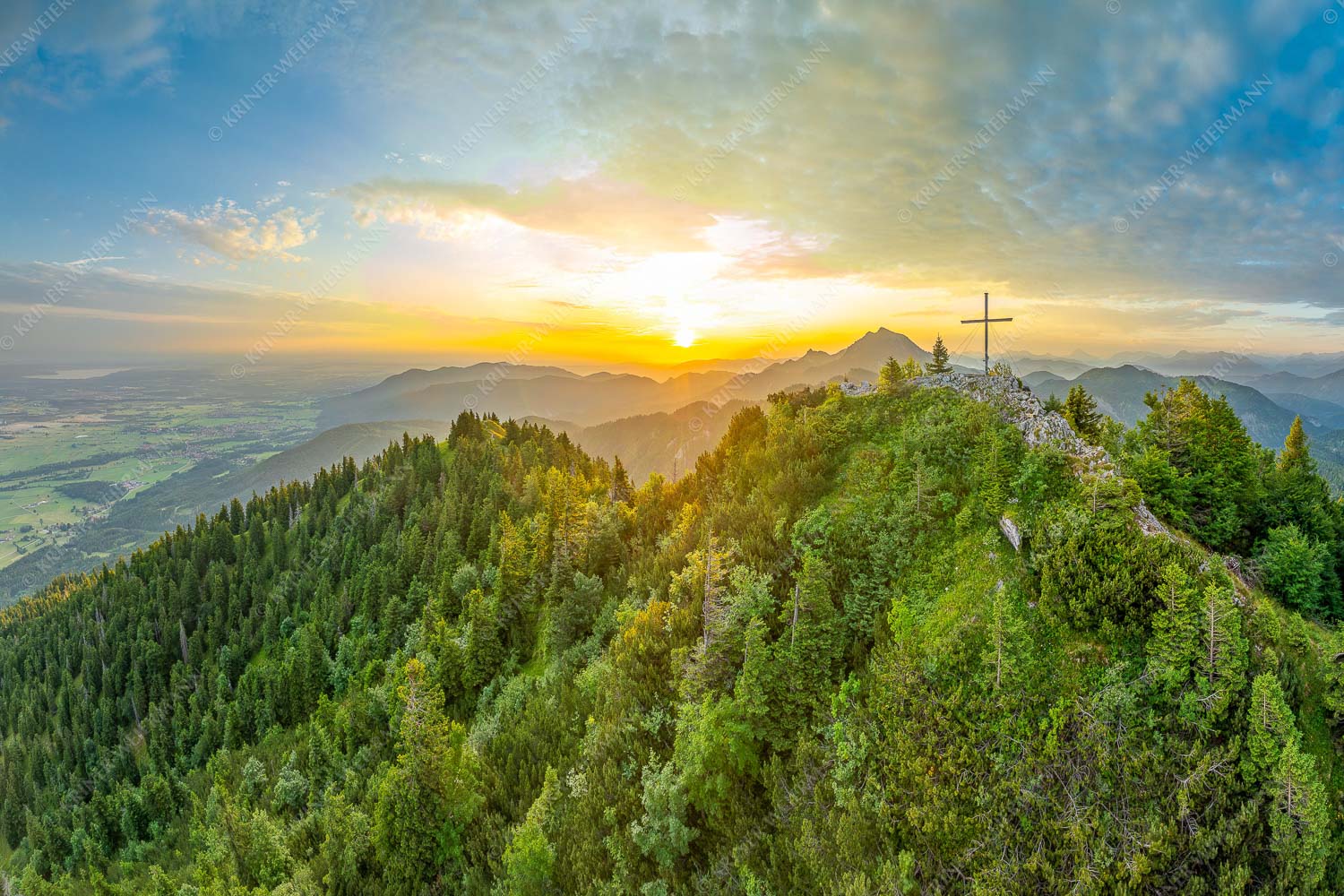 Gipfelkreuz am Rabenkopf im ersten Licht über der Benediktenwand - Ins Licht tauchen 3:2  -- Rabenkopf und Benediktenwand - mehr Infos bei www.Kriner-Weiermann.de