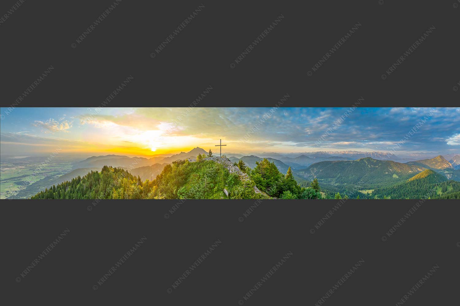 Gipfelkreuz am Rabenkopf im ersten Licht über der Benediktenwand - Ins Licht tauchen 5:1  -- Rabenkopf und Benediktenwand - mehr Infos bei www.Kriner-Weiermann.de
