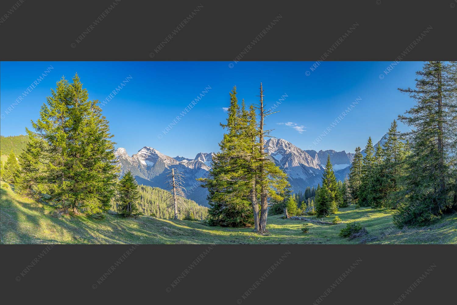 Vom südlich gelegenen Bergkamm des Schafreuters hat man eine beeindruckende Sicht auf den Karwendel-Hauptkamm - Vis a vis 2,5:1  -- Karwendel Hauptkamm - mehr Infos bei www.Kriner-Weiermann.de