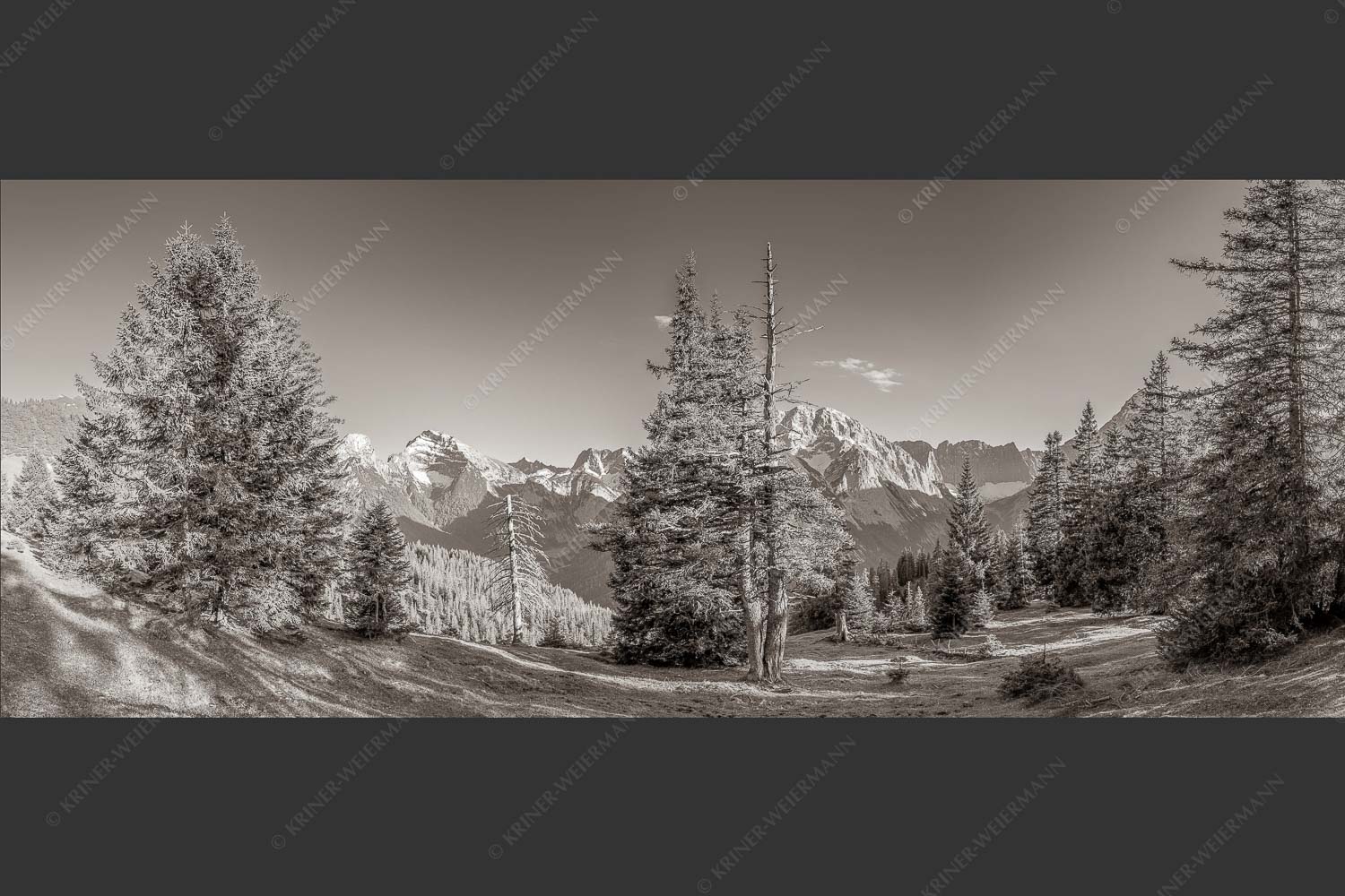 Vom südlich gelegenen Bergkamm des Schafreuters hat man eine beeindruckende Sicht auf den Karwendel-Hauptkamm - Vis a vis 2,5:1 sepia -- Karwendel Hauptkamm - mehr Infos bei www.Kriner-Weiermann.de