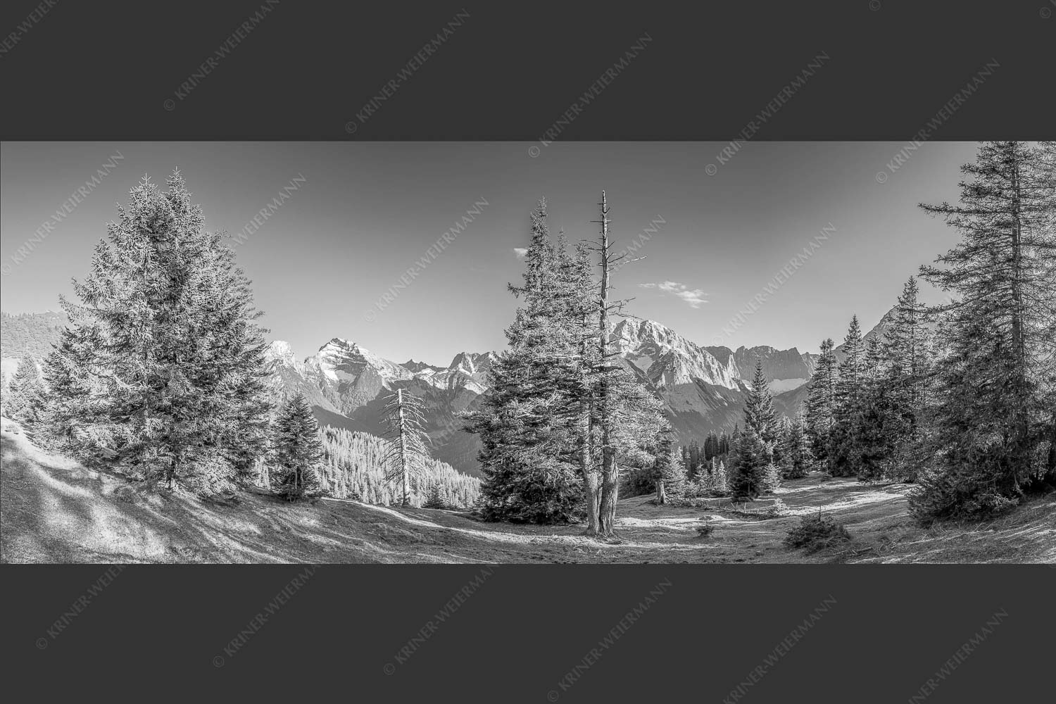 Vom südlich gelegenen Bergkamm des Schafreuters hat man eine beeindruckende Sicht auf den Karwendel-Hauptkamm - Vis a vis 2,5:1 sw -- Karwendel Hauptkamm - mehr Infos bei www.Kriner-Weiermann.de