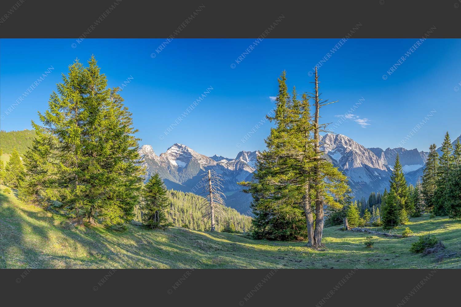 Vom südlich gelegenen Bergkamm des Schafreuters hat man eine beeindruckende Sicht auf den Karwendel-Hauptkamm - Vis a vis 2:1  -- Karwendel Hauptkamm - mehr Infos bei www.Kriner-Weiermann.de
