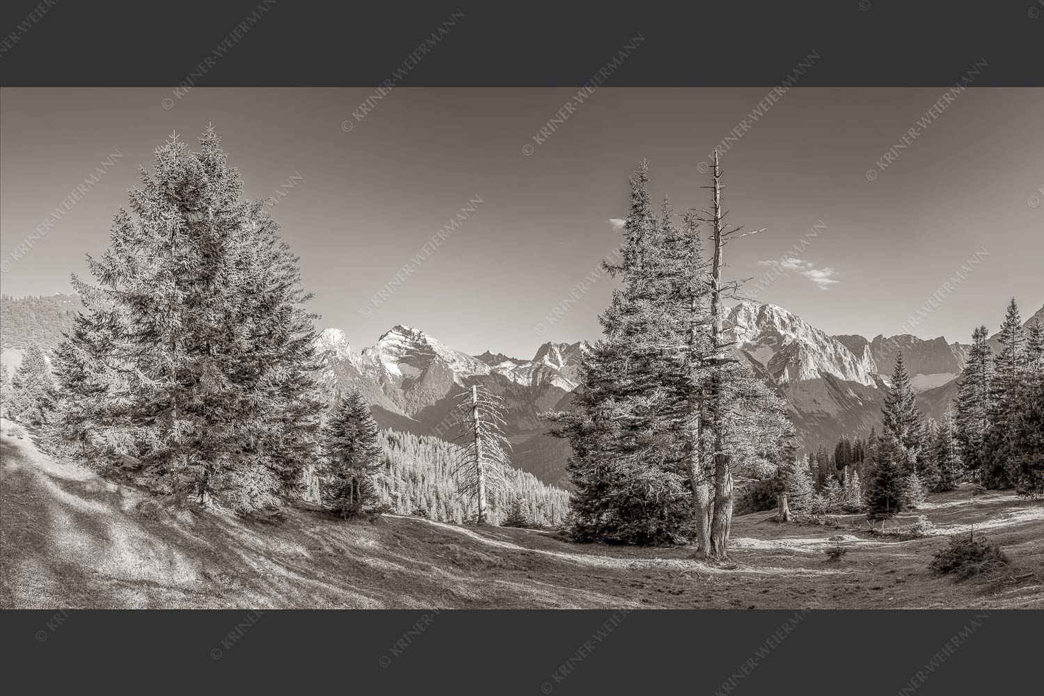 Vom südlich gelegenen Bergkamm des Schafreuters hat man eine beeindruckende Sicht auf den Karwendel-Hauptkamm - Vis a vis 2:1 sepia -- Karwendel Hauptkamm - mehr Infos bei www.Kriner-Weiermann.de
