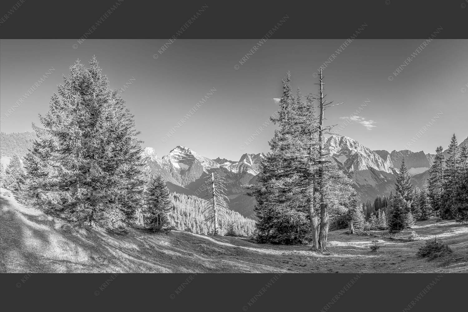 Vom südlich gelegenen Bergkamm des Schafreuters hat man eine beeindruckende Sicht auf den Karwendel-Hauptkamm - Vis a vis 2:1 sw -- Karwendel Hauptkamm - mehr Infos bei www.Kriner-Weiermann.de