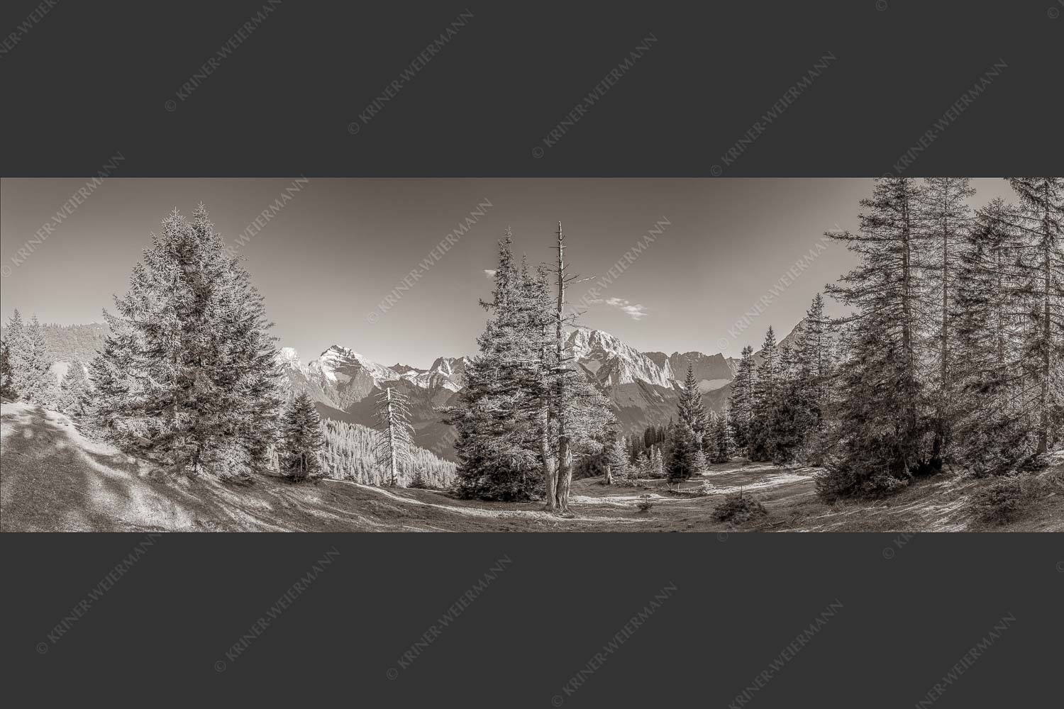 Vom südlich gelegenen Bergkamm des Schafreuters hat man eine beeindruckende Sicht auf den Karwendel-Hauptkamm - Vis a vis 3:1 sepia -- Karwendel Hauptkamm - mehr Infos bei www.Kriner-Weiermann.de