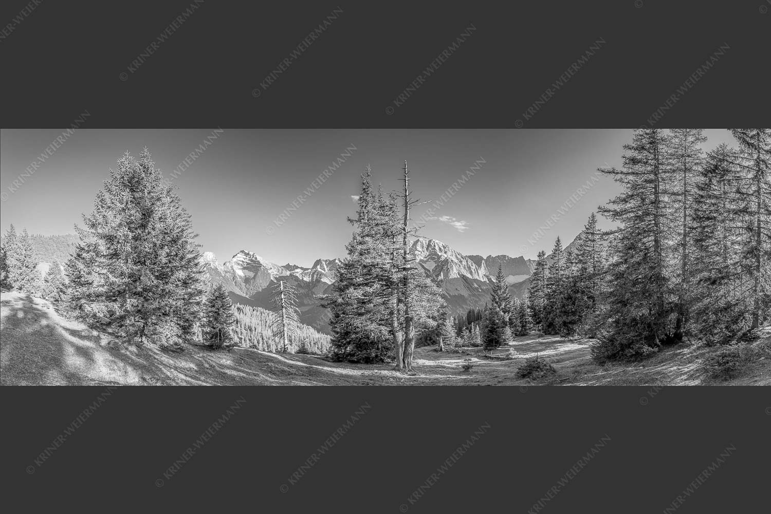 Vom südlich gelegenen Bergkamm des Schafreuters hat man eine beeindruckende Sicht auf den Karwendel-Hauptkamm - Vis a vis 3:1 sw -- Karwendel Hauptkamm - mehr Infos bei www.Kriner-Weiermann.de