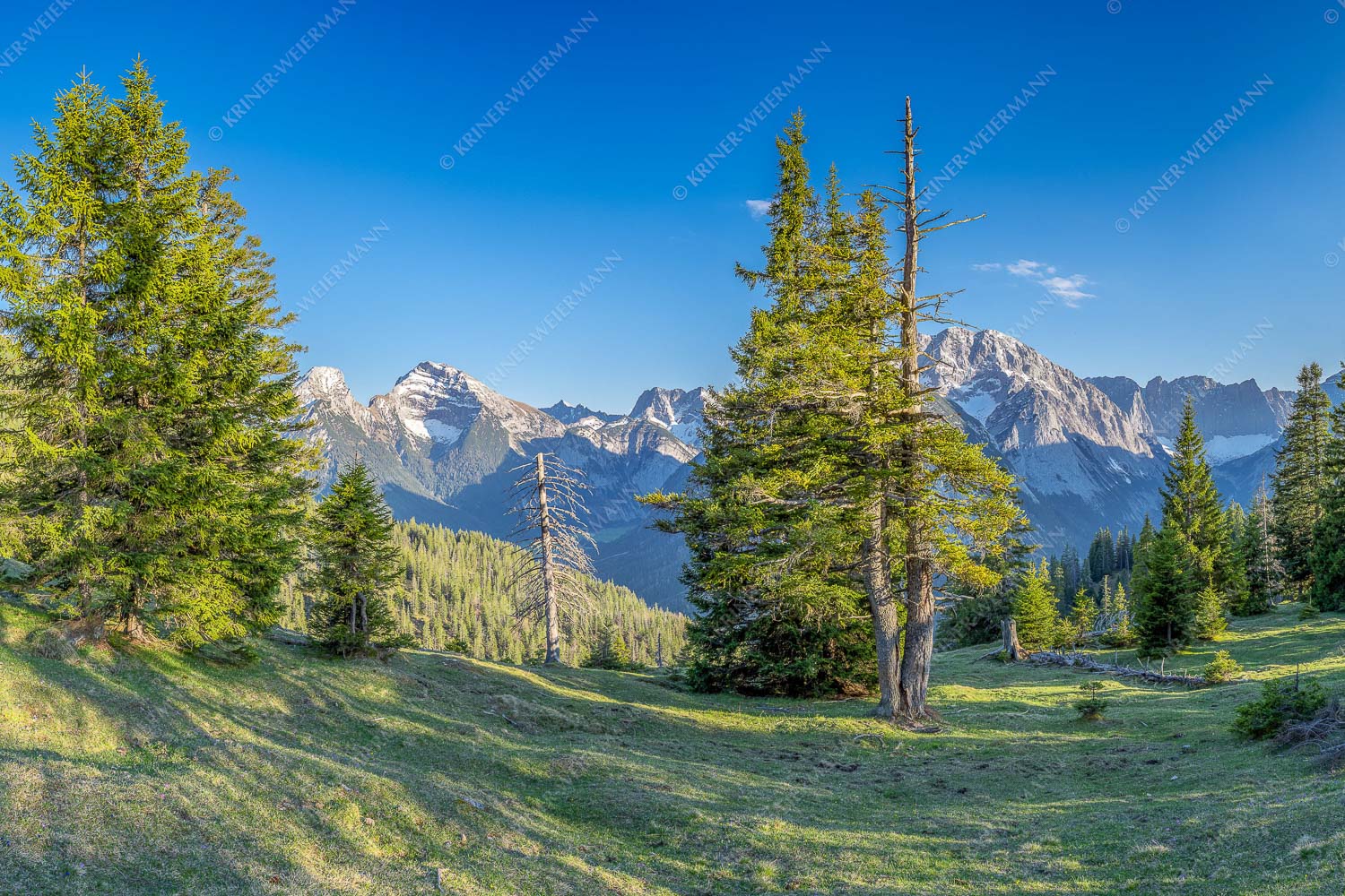 Vom südlich gelegenen Bergkamm des Schafreuters hat man eine beeindruckende Sicht auf den Karwendel-Hauptkamm - Vis a vis 3:2  -- Karwendel Hauptkamm - mehr Infos bei www.Kriner-Weiermann.de