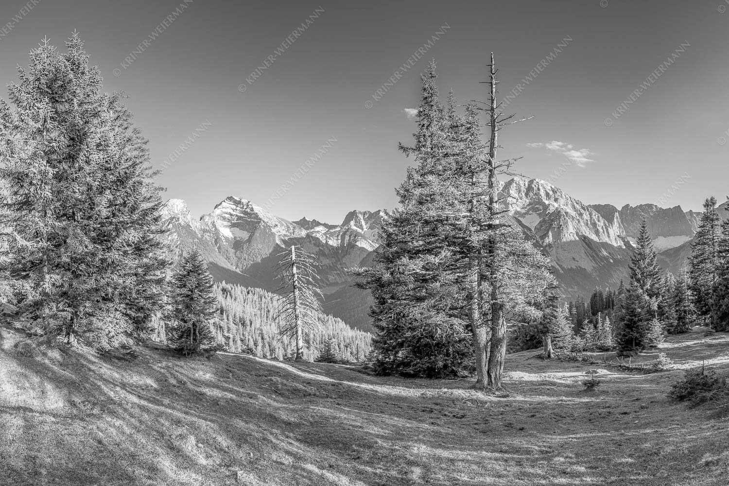 Vom südlich gelegenen Bergkamm des Schafreuters hat man eine beeindruckende Sicht auf den Karwendel-Hauptkamm - Vis a vis 3:2 sw -- Karwendel Hauptkamm - mehr Infos bei www.Kriner-Weiermann.de