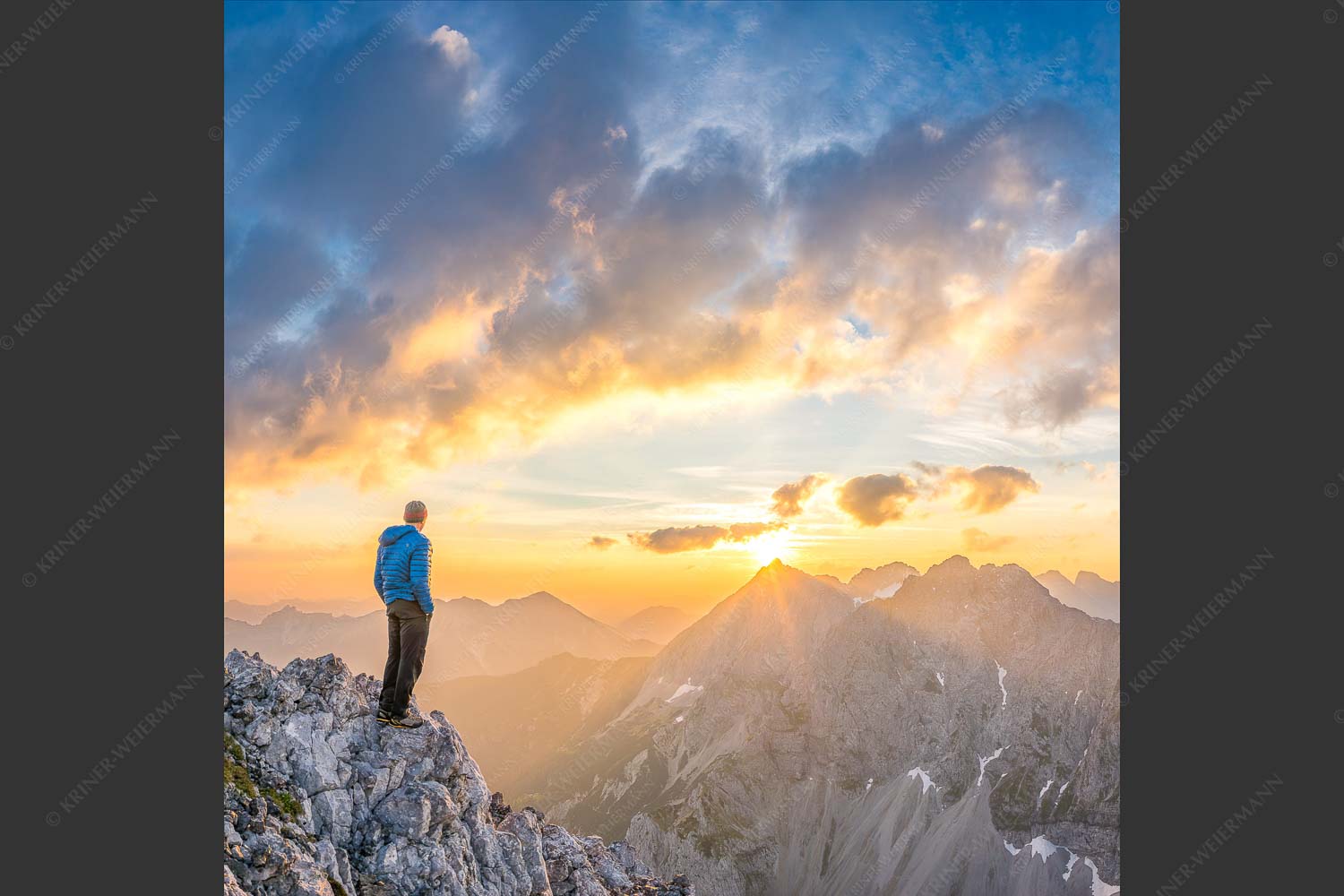 Bergsteiger genießt Sonnenaufgang über dem Wörner im Karwendel - Wieder ein neuer Tag 1:1  -- Bergsteiger Sonnenaufgang Wörner - mehr Infos bei www.Kriner-Weiermann.de