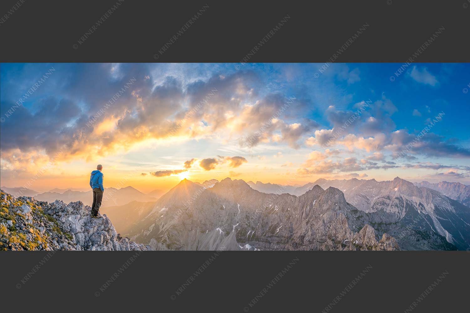Bergsteiger genießt Sonnenaufgang über dem Wörner im Karwendel - Wieder ein neuer Tag 2,5:1  -- Bergsteiger Sonnenaufgang Wörner - mehr Infos bei www.Kriner-Weiermann.de