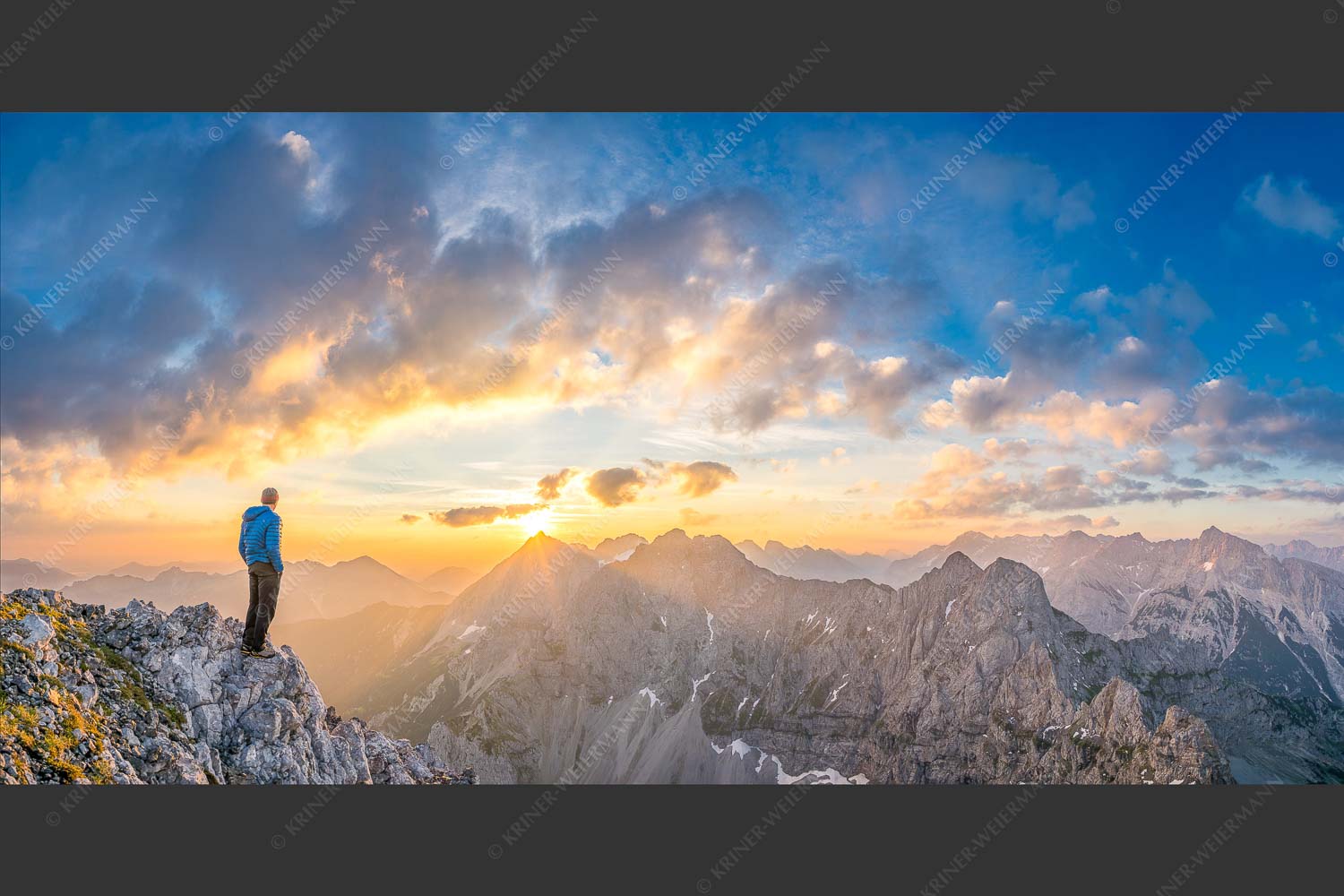 Bergsteiger genießt Sonnenaufgang über dem Wörner im Karwendel - Wieder ein neuer Tag 2:1  -- Bergsteiger Sonnenaufgang Wörner - mehr Infos bei www.Kriner-Weiermann.de