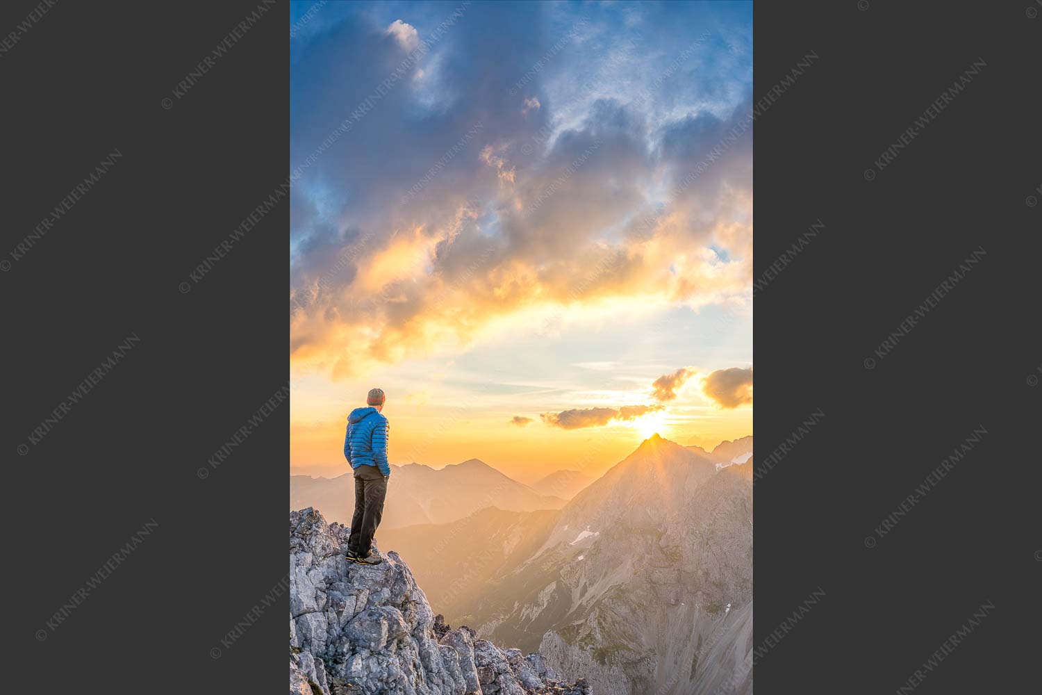 Bergsteiger genießt Sonnenaufgang über dem Wörner im Karwendel - Wieder ein neuer Tag 2:3  -- Bergsteiger Sonnenaufgang Wörner - mehr Infos bei www.Kriner-Weiermann.de