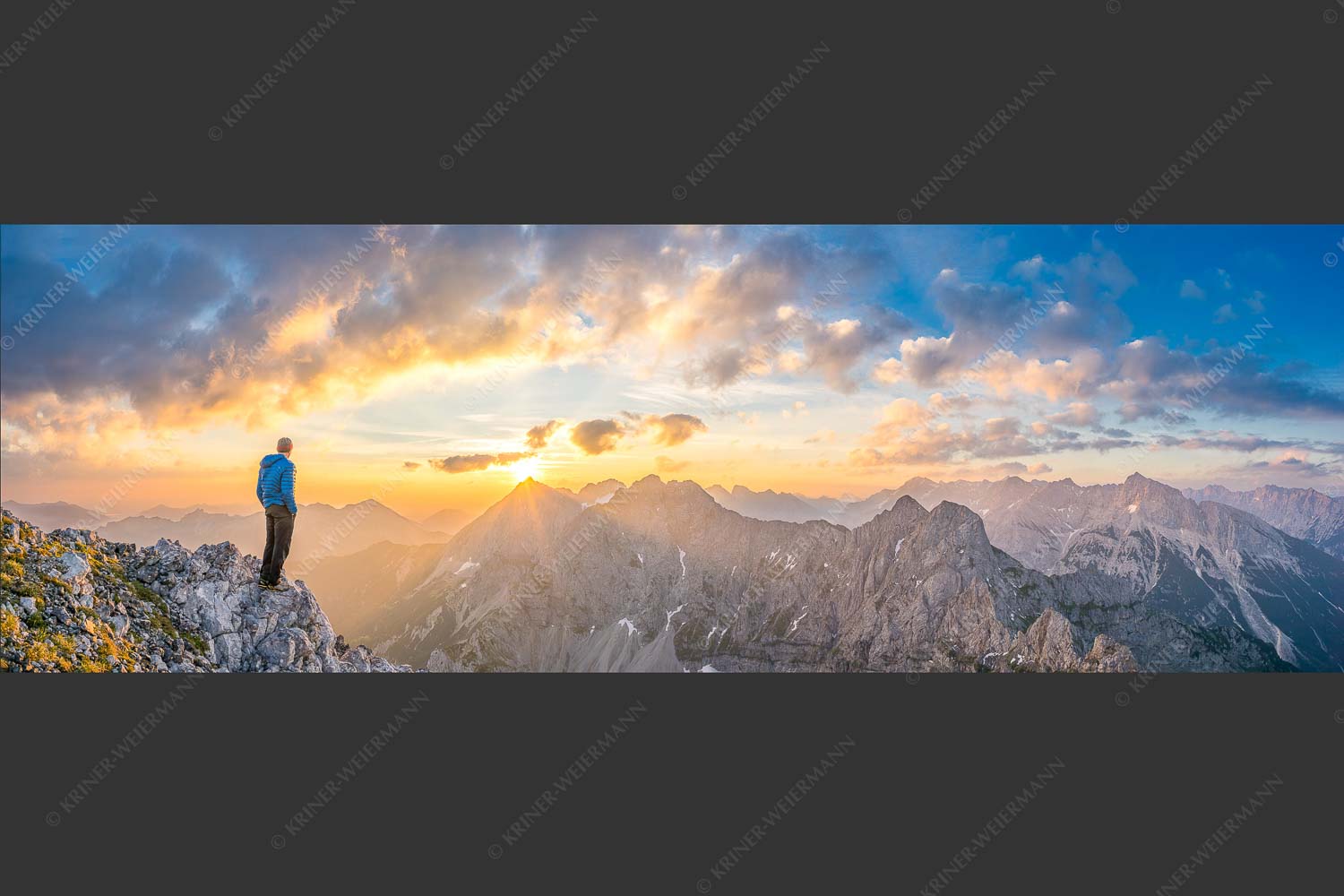 Bergsteiger genießt Sonnenaufgang über dem Wörner im Karwendel - Wieder ein neuer Tag 3:1  -- Bergsteiger Sonnenaufgang Wörner - mehr Infos bei www.Kriner-Weiermann.de
