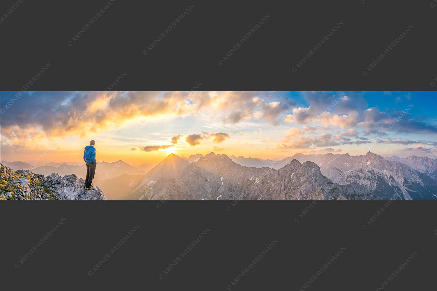 Bergsteiger genießt Sonnenaufgang über dem Wörner im Karwendel - Wieder ein neuer Tag 4:1  -- Bergsteiger Sonnenaufgang Wörner - mehr Infos bei www.Kriner-Weiermann.de