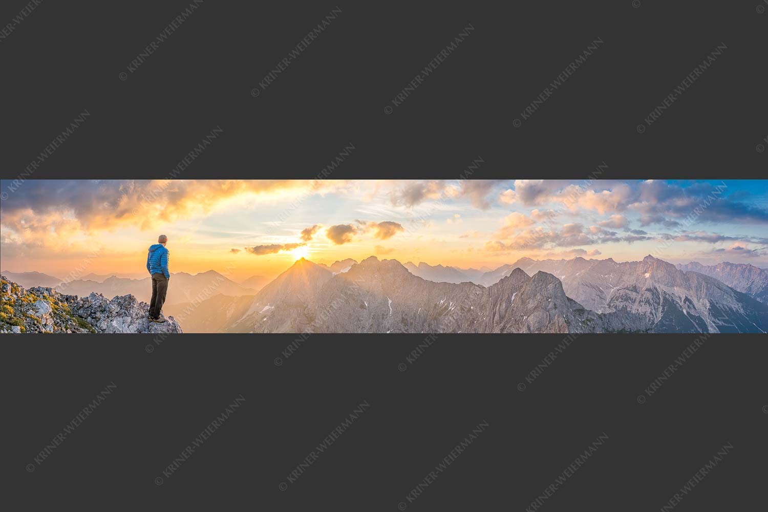 Bergsteiger genießt Sonnenaufgang über dem Wörner im Karwendel - Wieder ein neuer Tag 5:1  -- Bergsteiger Sonnenaufgang Wörner - mehr Infos bei www.Kriner-Weiermann.de