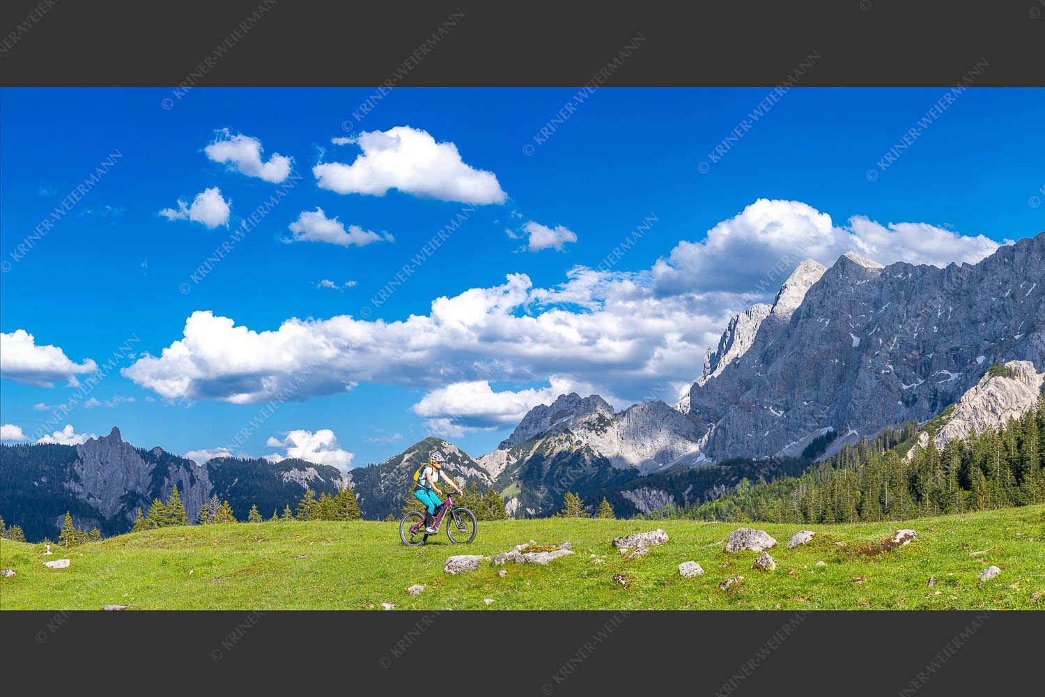 Radfahrer an der Fereinsalm mit Blick ins Karwendel - Wohlfühltour II 2:1  -- Mountainbike im Karwendel - mehr Infos bei www.Kriner-Weiermann.de