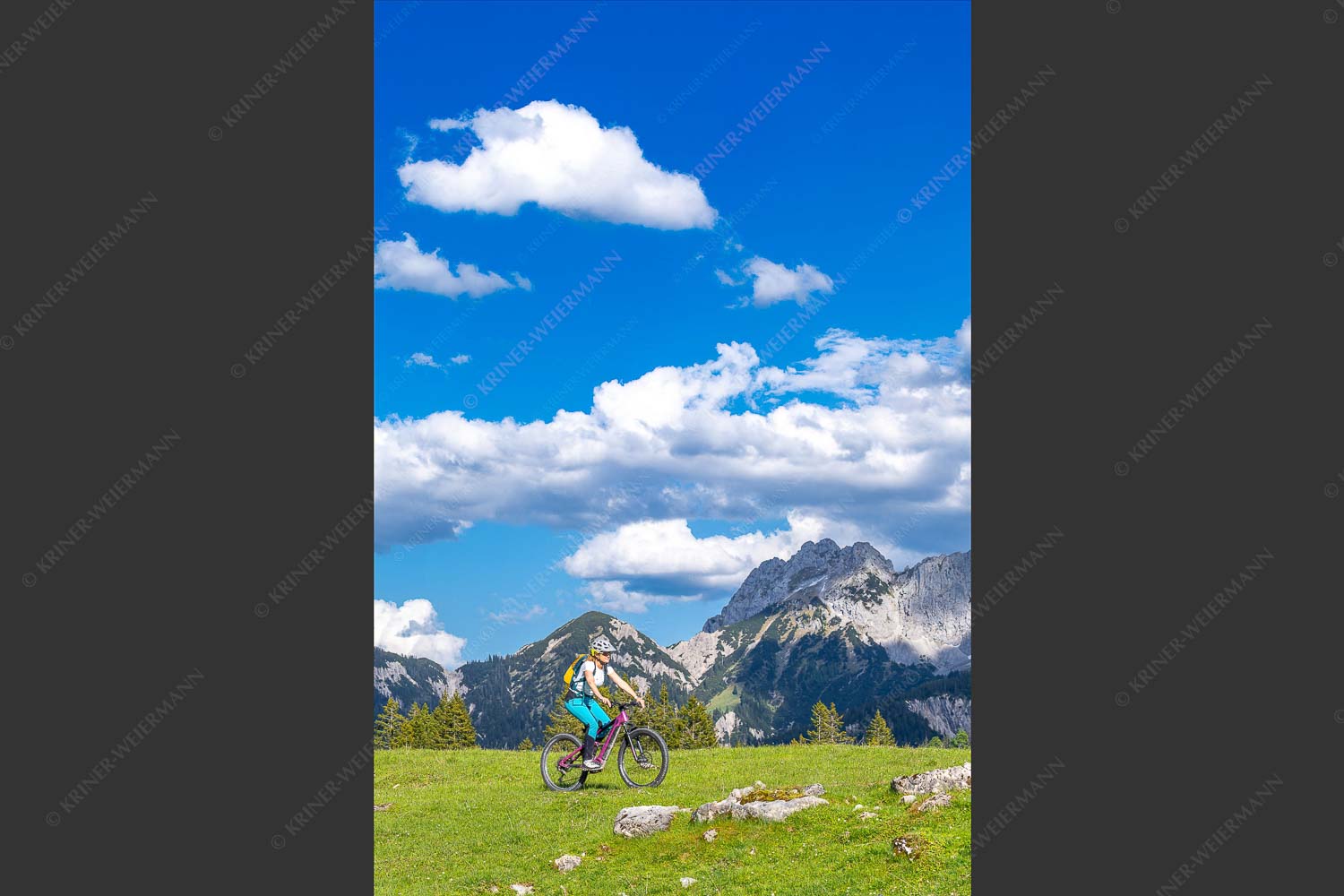 Radfahrer an der Fereinsalm mit Blick ins Karwendel - Wohlfühltour II 2:3  -- Mountainbike im Karwendel - mehr Infos bei www.Kriner-Weiermann.de