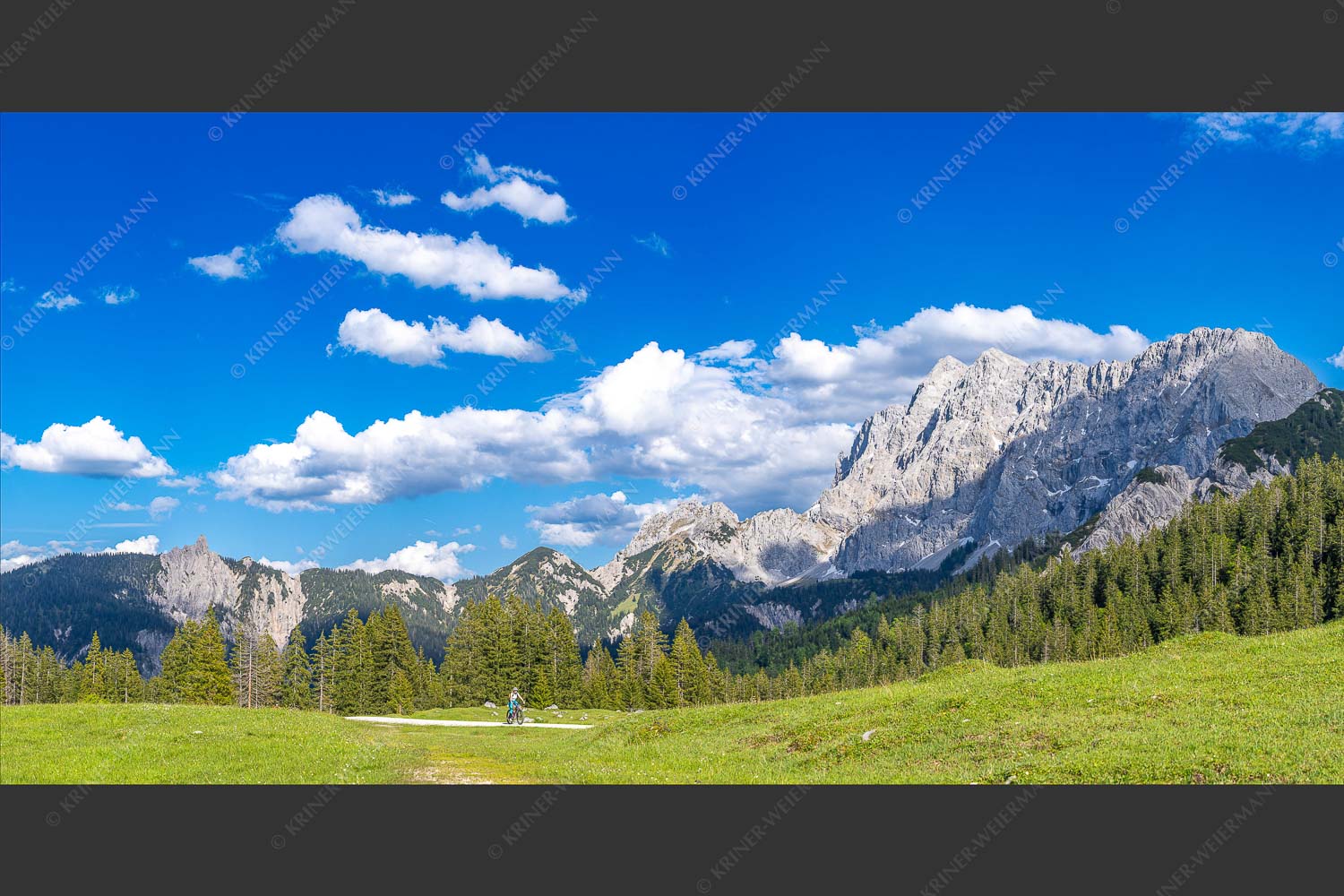 Radfahrer an der Fereinsalm mit Blick ins Karwendel - Wohlfühltour 2:1  -- Mountainbike im Karwendel - mehr Infos bei www.Kriner-Weiermann.de