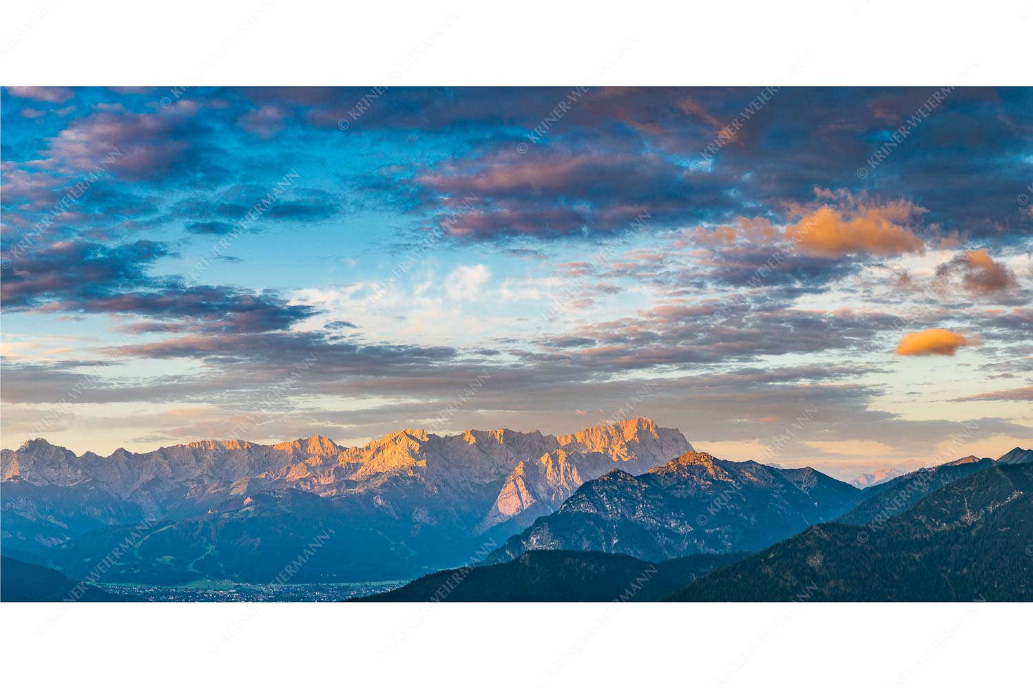 Blick über Garmisch-Partenkirchen und Kramer zum Zugspitzmassiv - Der Himmel tut sich auf_2zu1 - mehr Infos bei www.Kriner-Weiermann.de