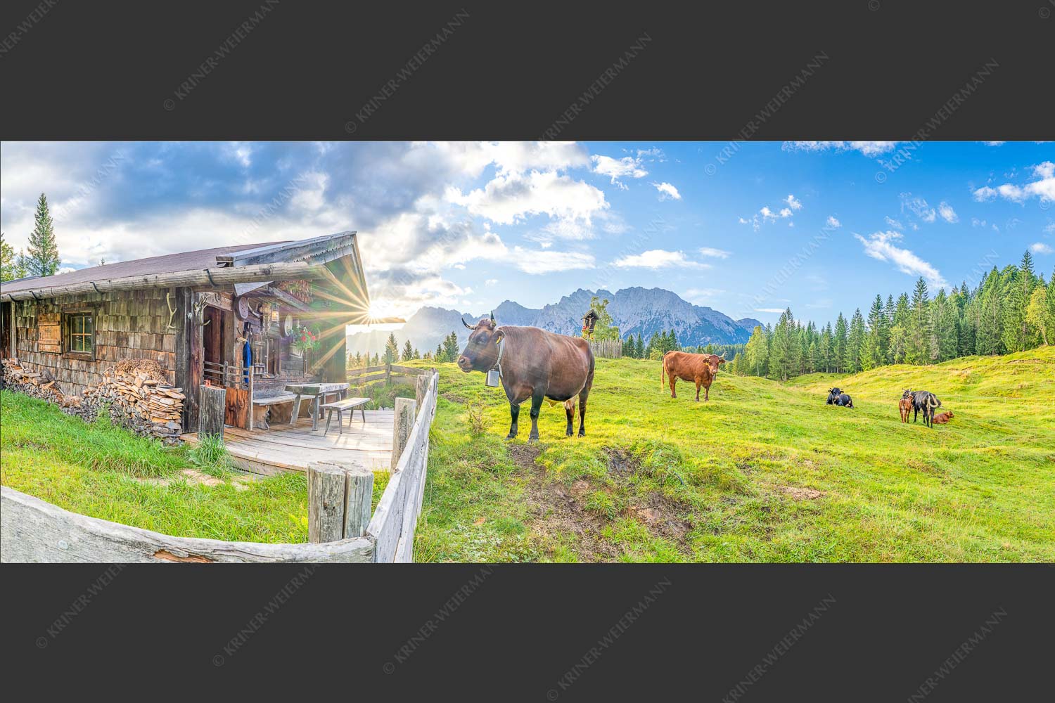 Malerische Almhütte bei Mittenwald mit Karwendel - Almbiente III 2,5:1  -- Mittenwald Alm Buckelwiesen Karwendel - mehr Infos bei www.Kriner-Weiermann.de