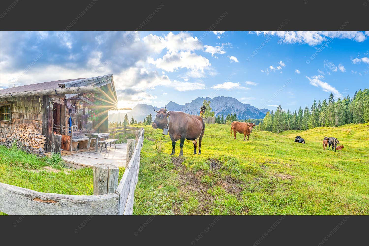 Malerische Almhütte bei Mittenwald mit Karwendel - Almbiente III 2:1  -- Mittenwald Alm Buckelwiesen Karwendel - mehr Infos bei www.Kriner-Weiermann.de