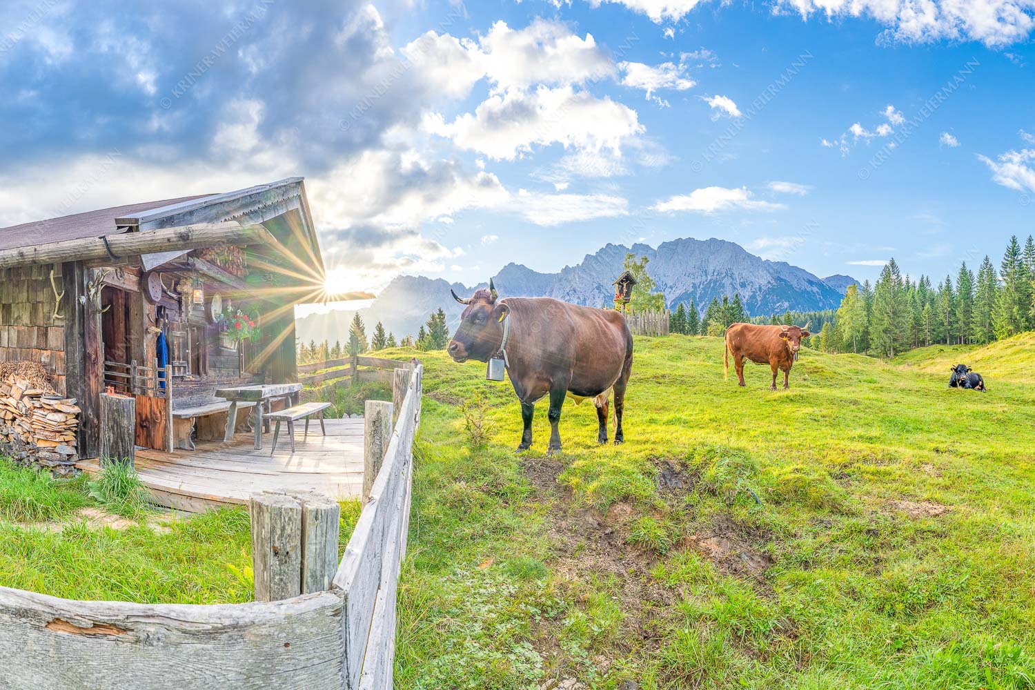 Malerische Almhütte bei Mittenwald mit Karwendel - Almbiente III 3:2  -- Mittenwald Alm Buckelwiesen Karwendel - mehr Infos bei www.Kriner-Weiermann.de