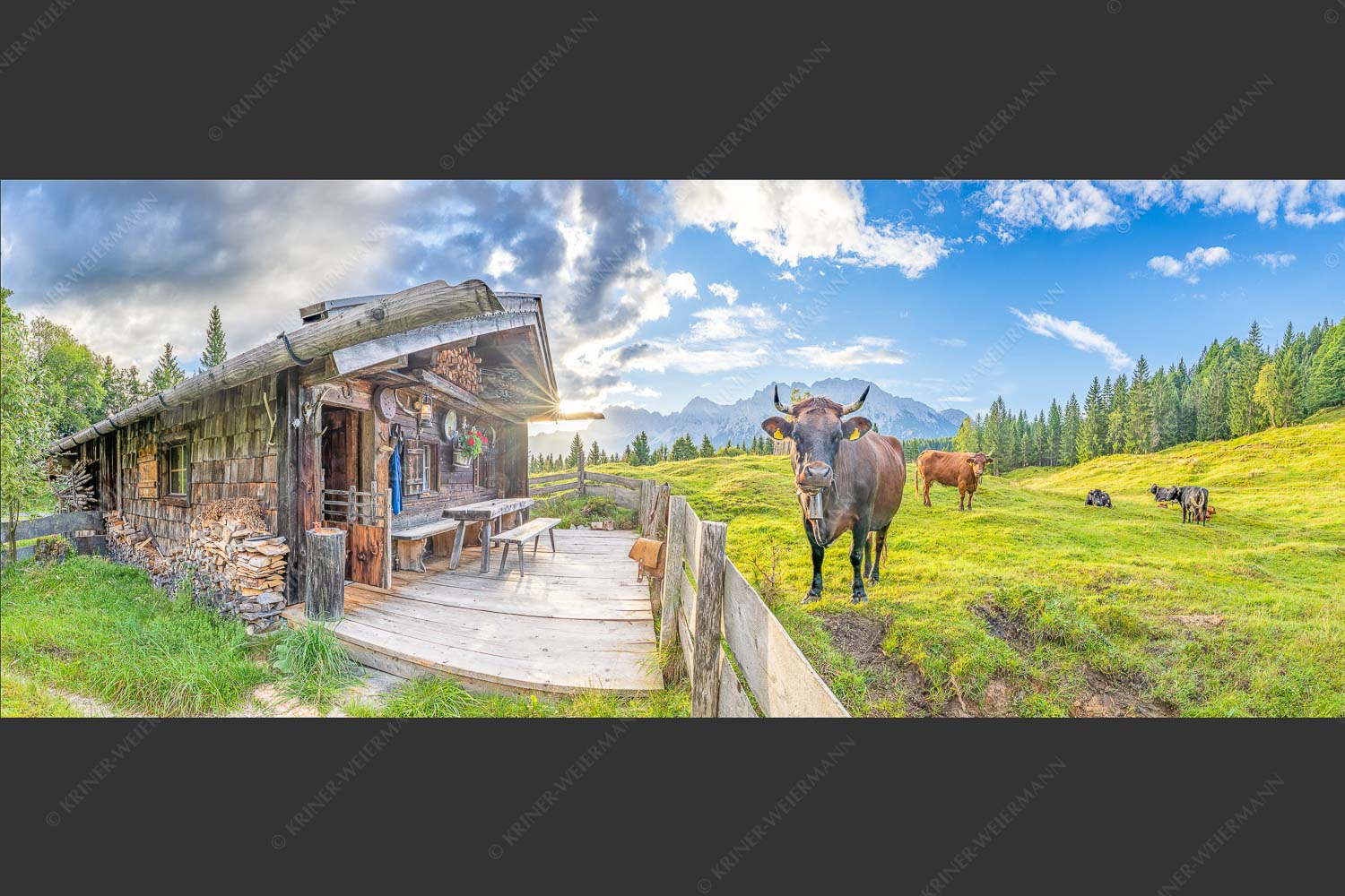Malerische Almhütte bei Mittenwald mit Karwendel - Almbiente 2,5:1  -- Mittenwald Alm Buckelwiesen Karwendel - mehr Infos bei www.Kriner-Weiermann.de