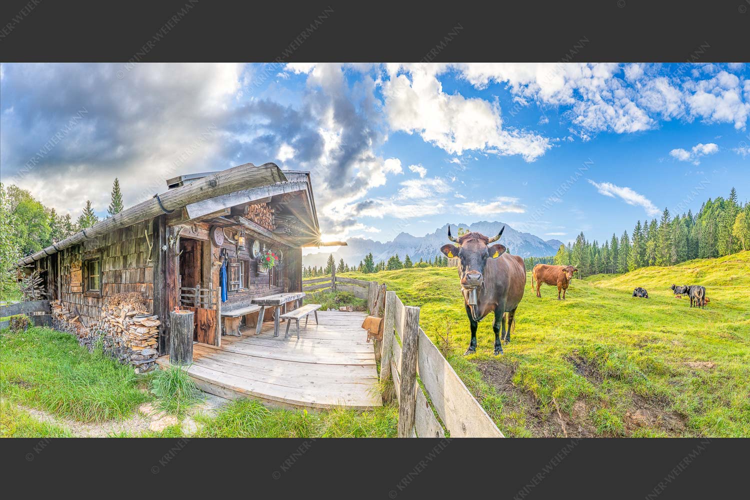 Malerische Almhütte bei Mittenwald mit Karwendel - Almbiente 2:1  -- Mittenwald Alm Buckelwiesen Karwendel - mehr Infos bei www.Kriner-Weiermann.de